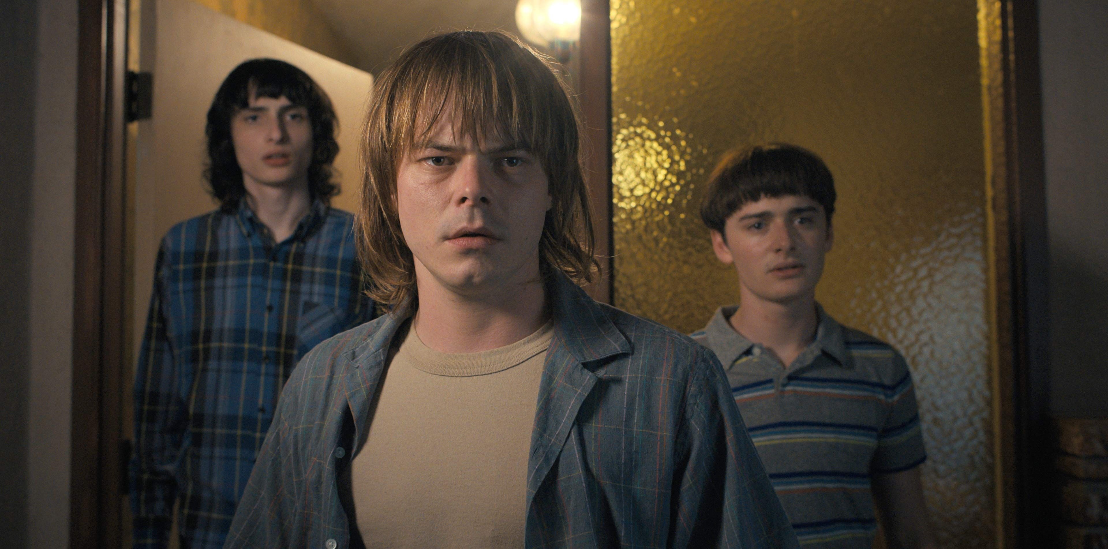 Charlie Heaton, Stranger Things spinoff, Returning stars, Conditions, 3840x1910 Dual Screen Desktop