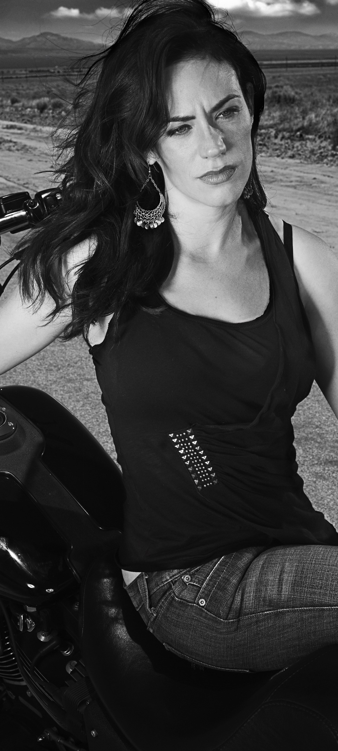 Maggie Siff as Tara Knowles, Sons of Anarchy, Cruiser motorcycle seat, HD Phone wallpaper
