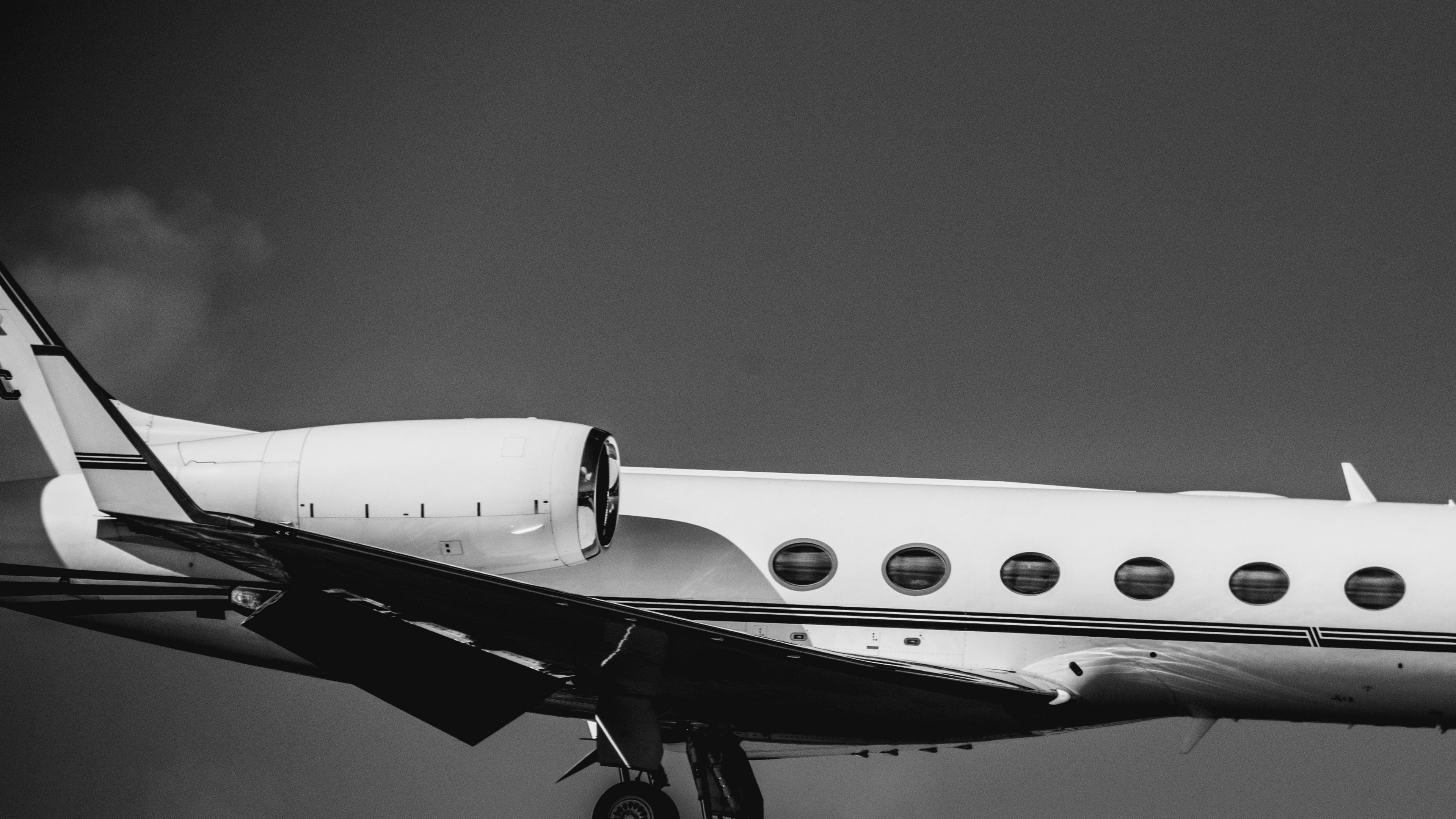 Gulfstream business jet, Turbofan aircraft engine, Oval cabin windows, 4K Desktop wallpaper