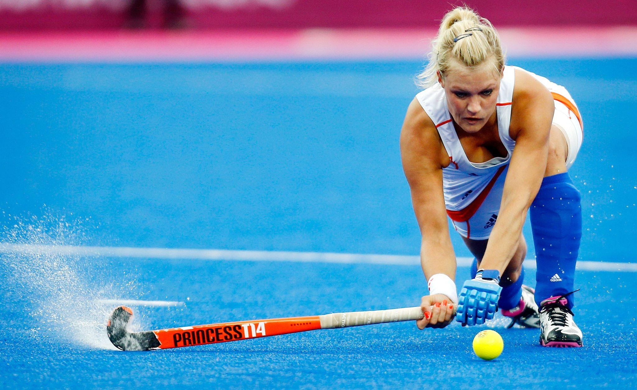 Women's field hockey excellence, Display of skill, 2050x1260 HD Desktop