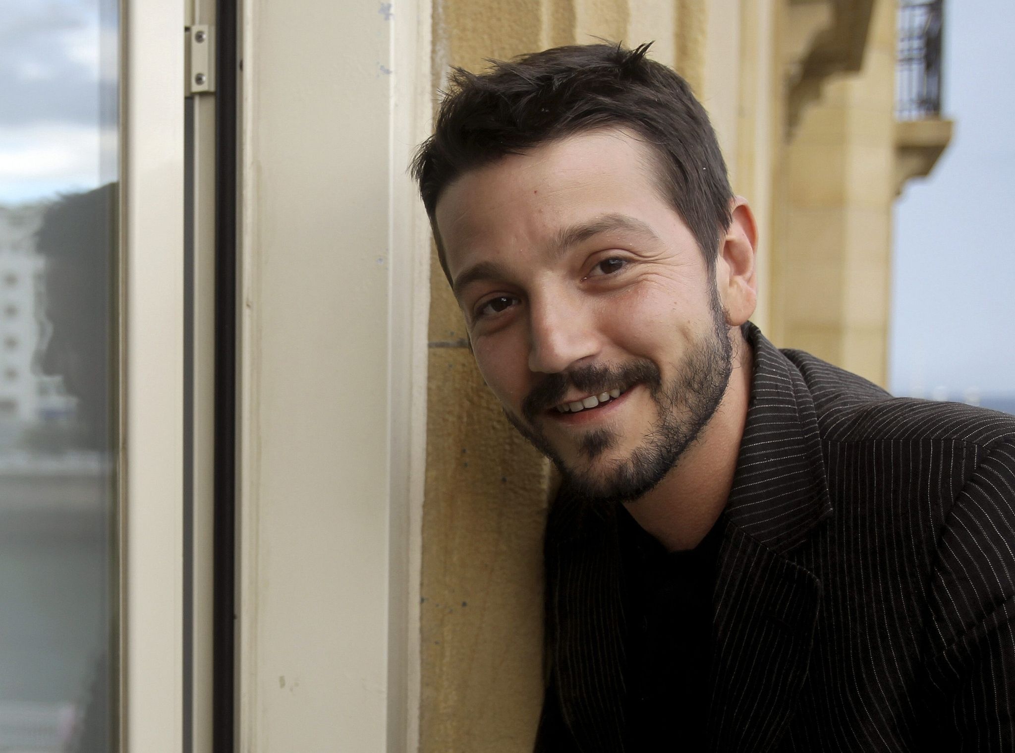 Diego Luna, Favorite celebrities, Photogenic charm, International acclaim, 2050x1520 HD Desktop