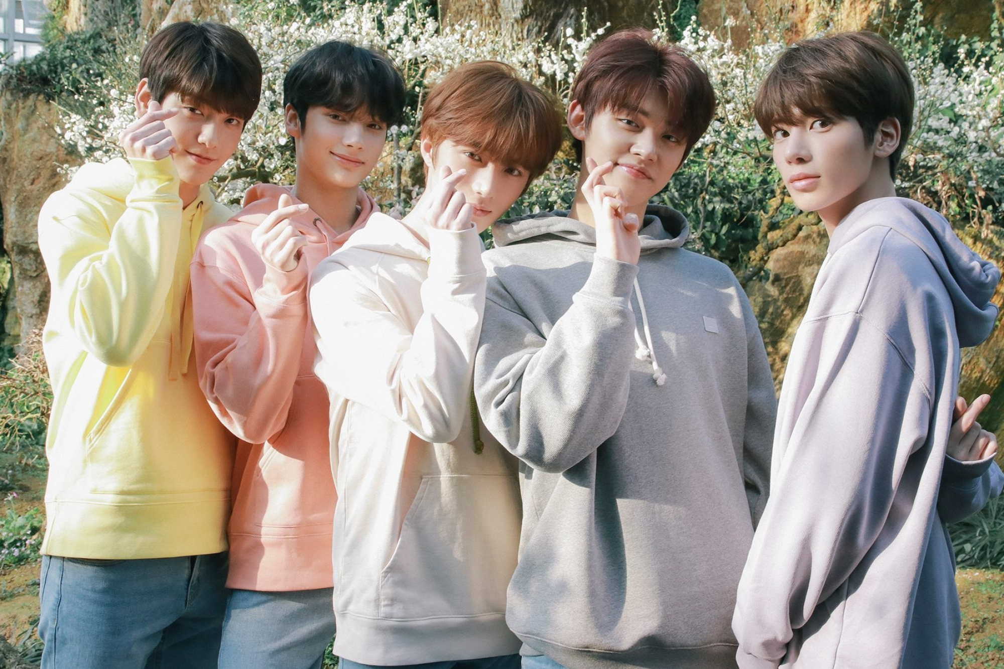 Tomorrow X Together, Soobin and Huening Kai, Beomgyu and Yeonjun, Kang Taehyun, Finger heart pose, HD Desktop wallpaper