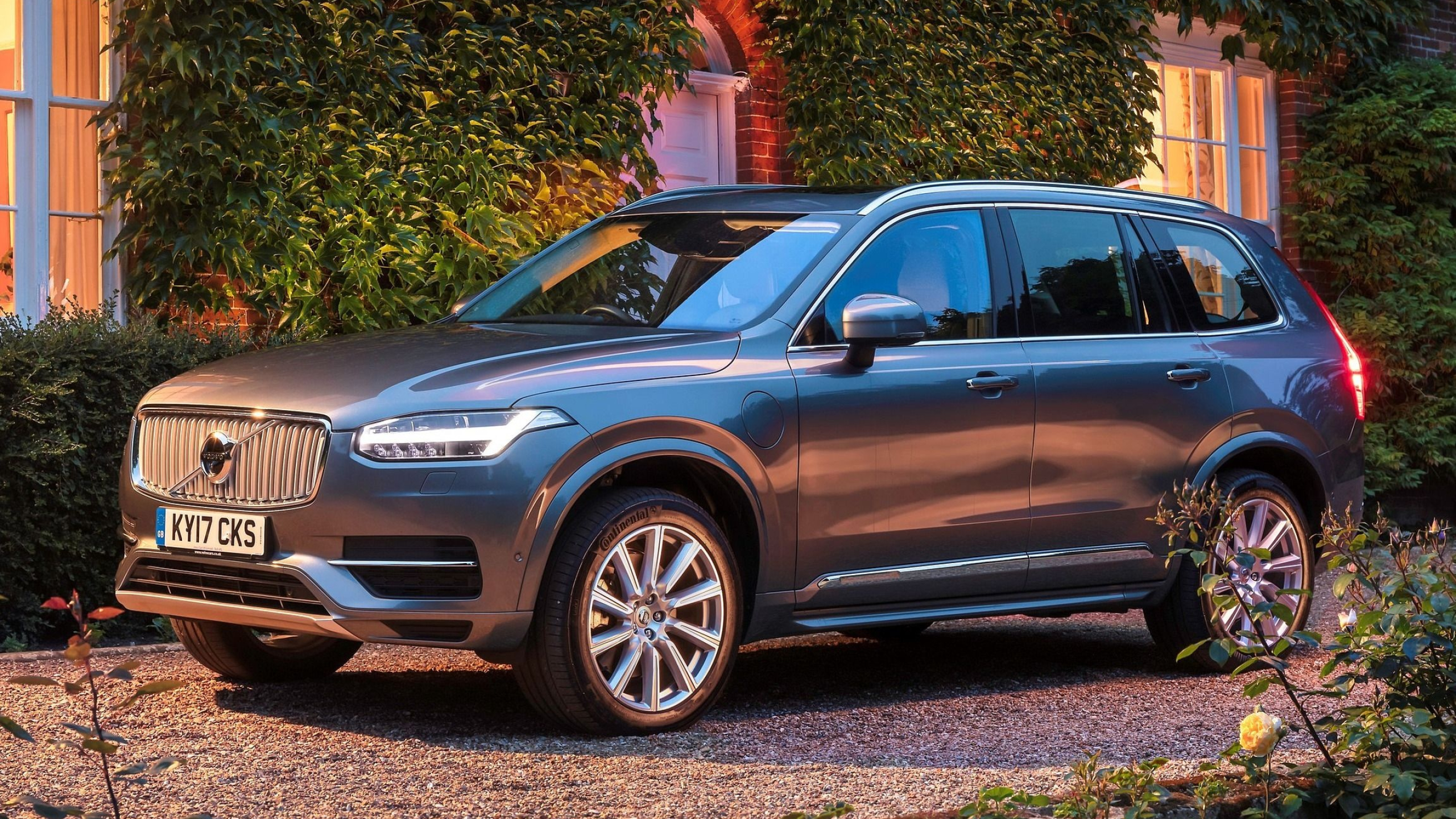 Volvo XC90 Auto, Elegant design, Smooth performance, Exceptional driving dynamics, 2560x1440 HD Desktop