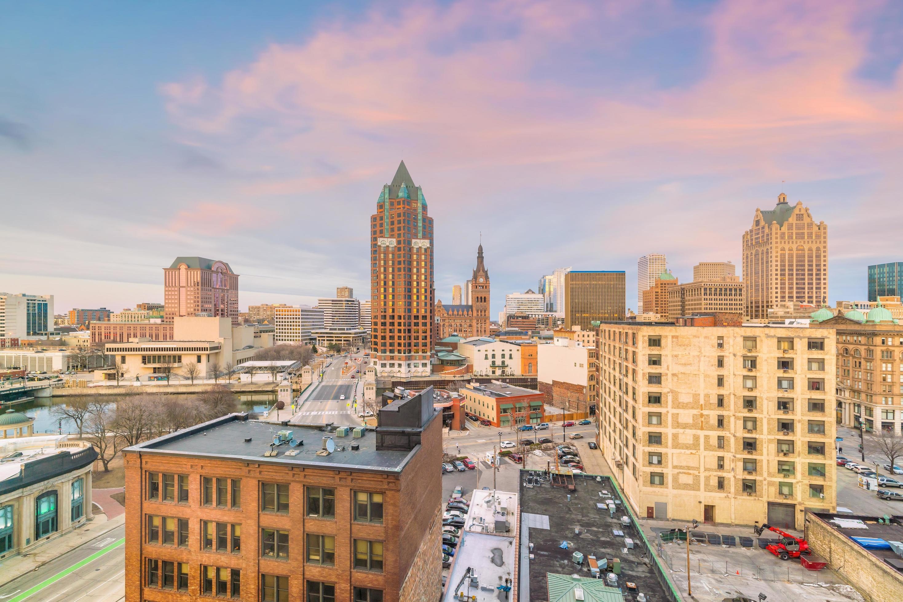 Milwaukee Skyline, Midwest cityscape, Lakefront view, Architectural charm, 2940x1960 HD Desktop