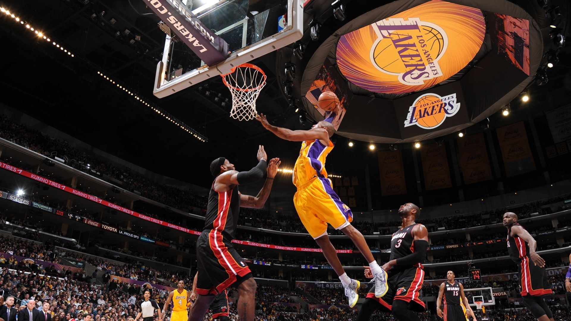 Kobe Bryant dunk, LeBron James, Dwyane Wade, Los Angeles Lakers scoreboard, Full HD Desktop wallpaper