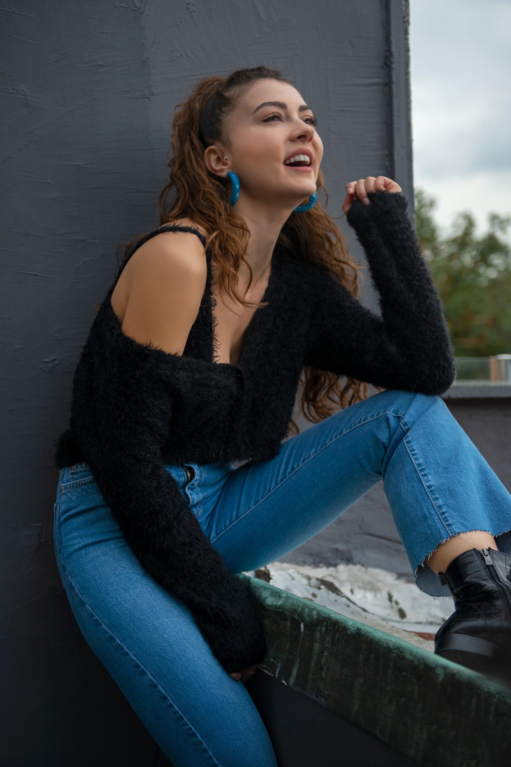 Burcu Ozberk, TV Shows, Trendyol Milla, Actress, 1710x2560 HD Phone