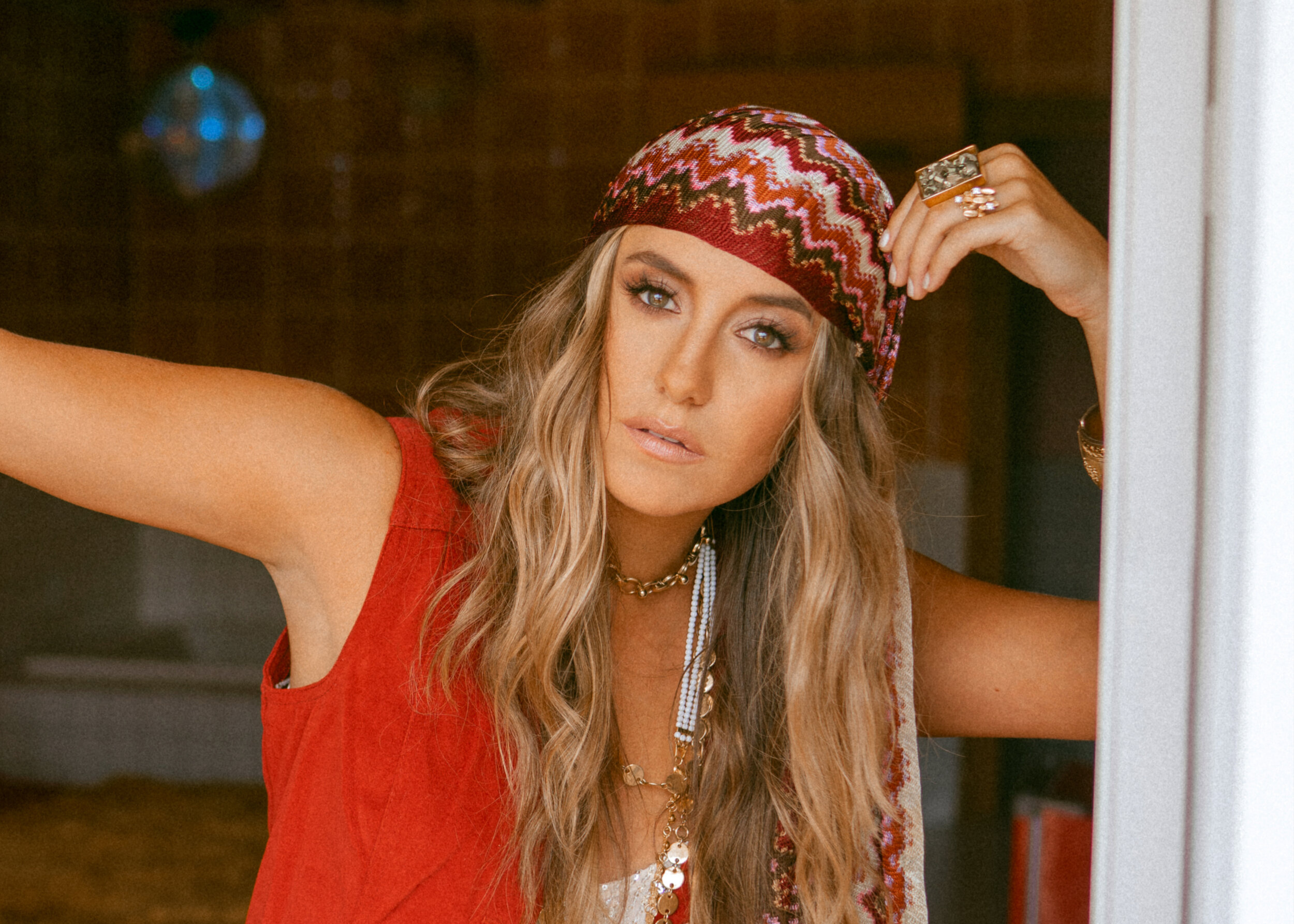 Lainey Wilson, First number one, Country radio, Koke FM, 2500x1790 HD Desktop
