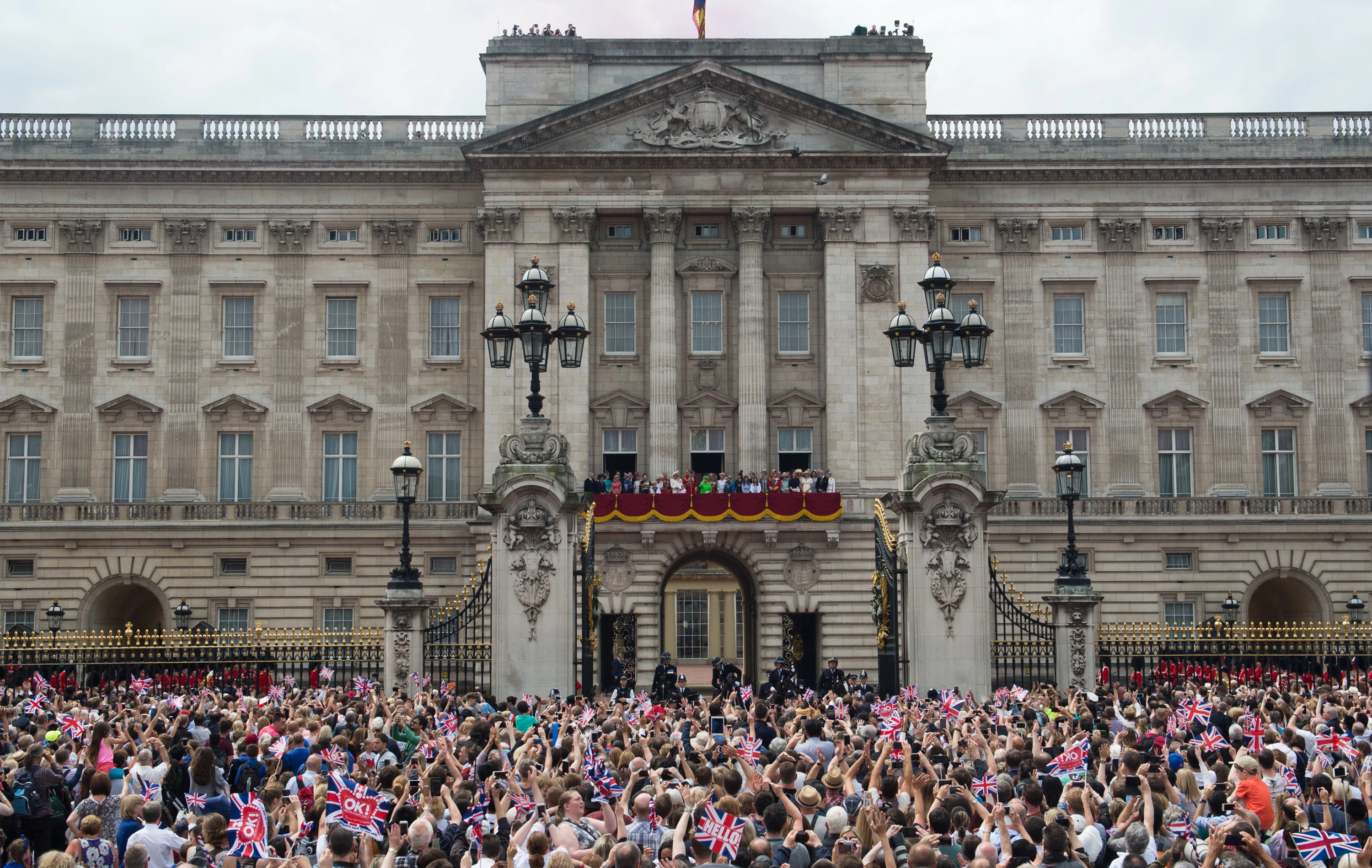 Work for the Queen, Buckingham Palace, England, Royal residence, 3000x1900 HD Desktop