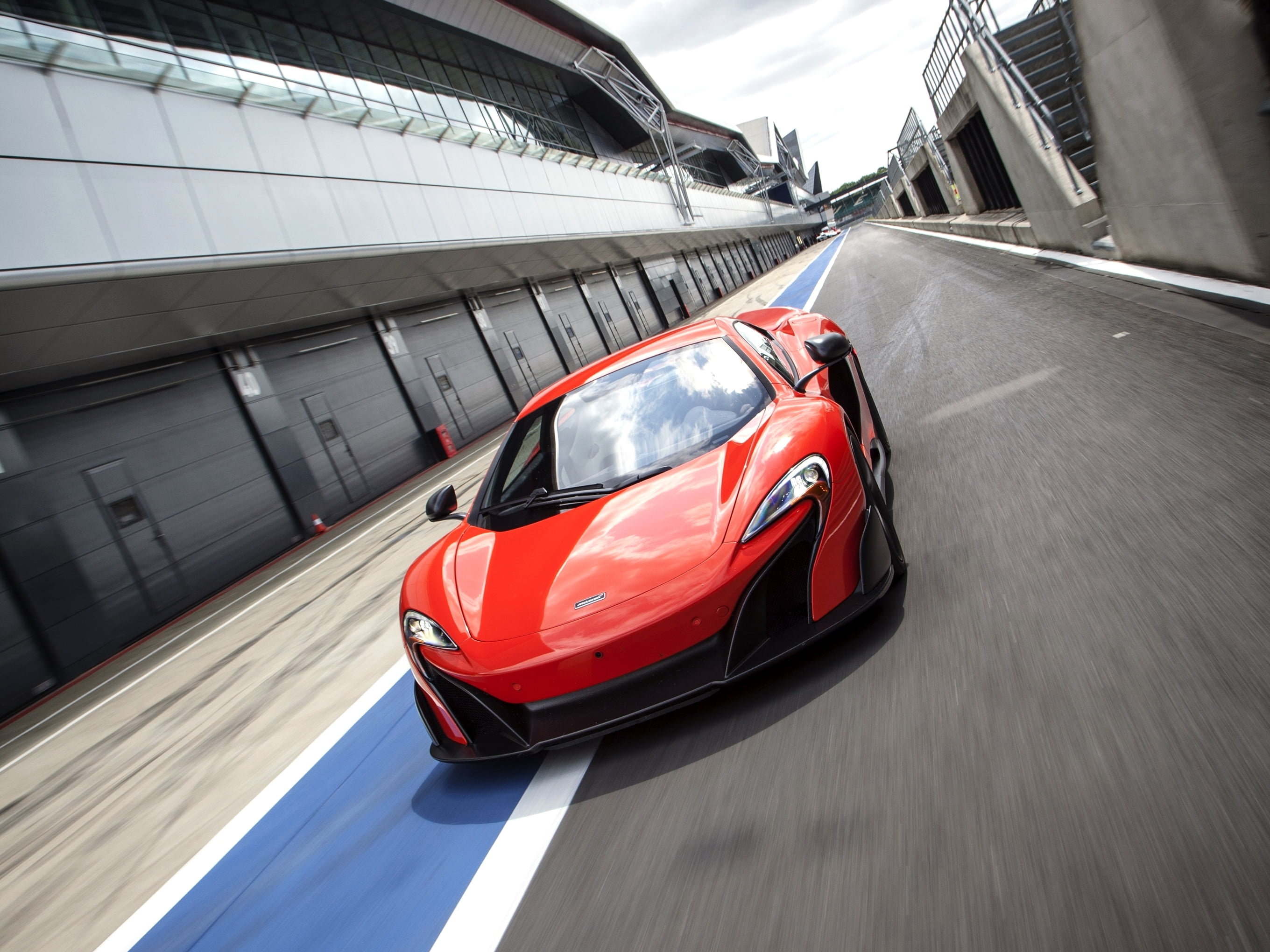 McLaren 675 LT, Red hot beauty, High-definition wallpaper, Super sports car, 2720x2040 HD Desktop