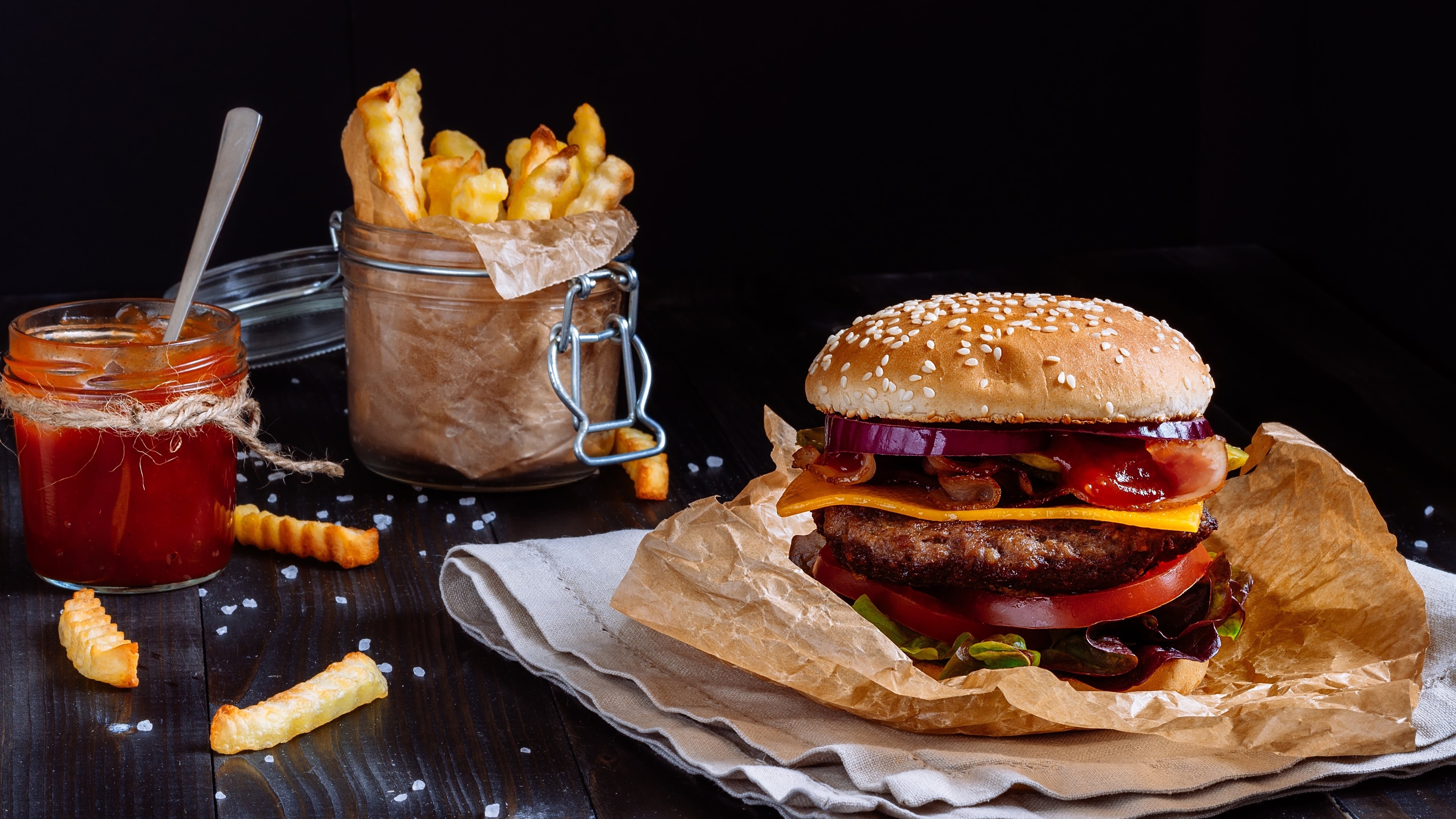 Fast food feast, Savory condiments, Succulent beef, Satisfying indulgence, 3840x2160 4K Desktop