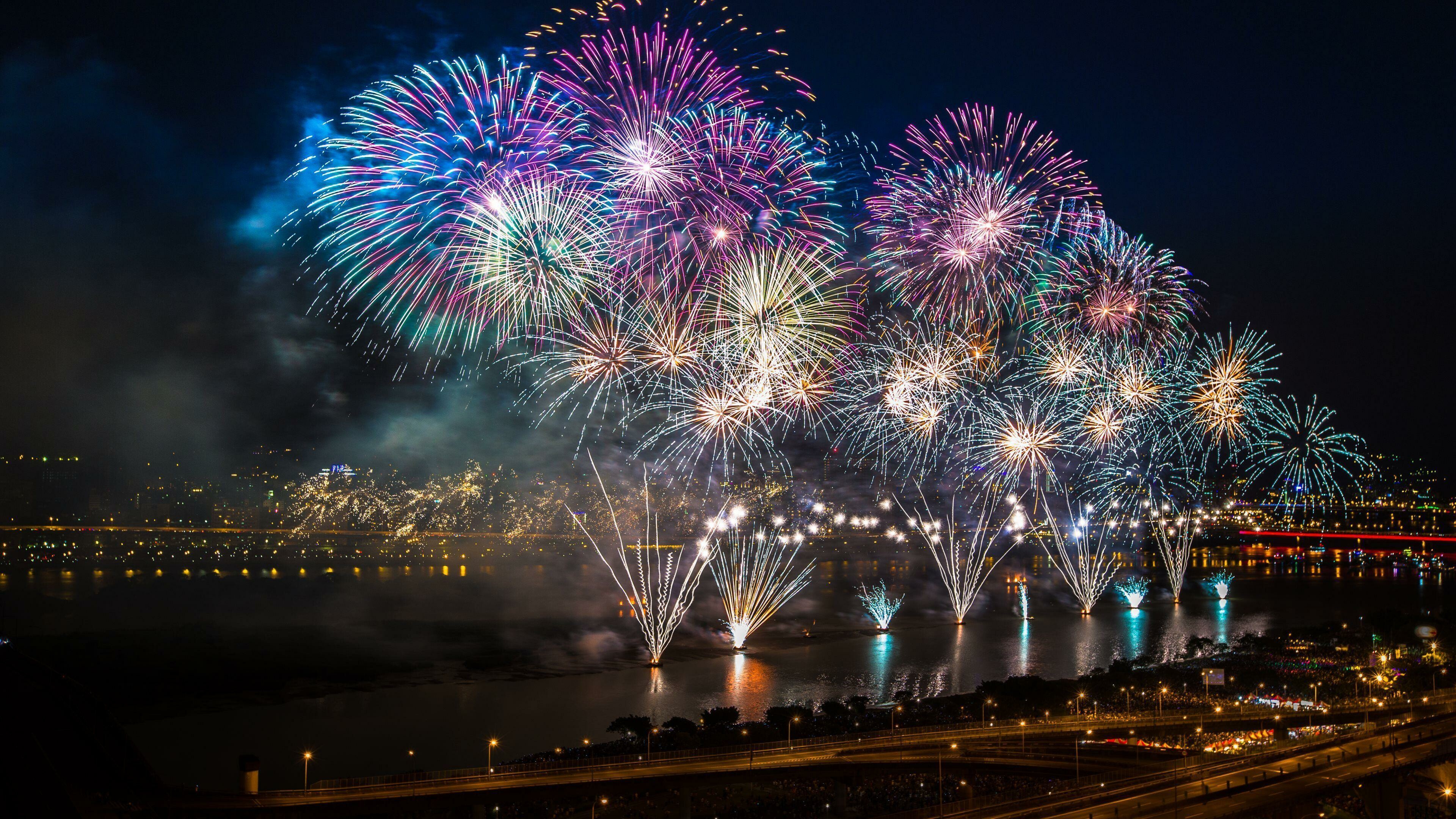 Fireworks in 4K, Dazzling spectacle, Explosive celebration, Immersive experience, 3840x2160 4K Desktop