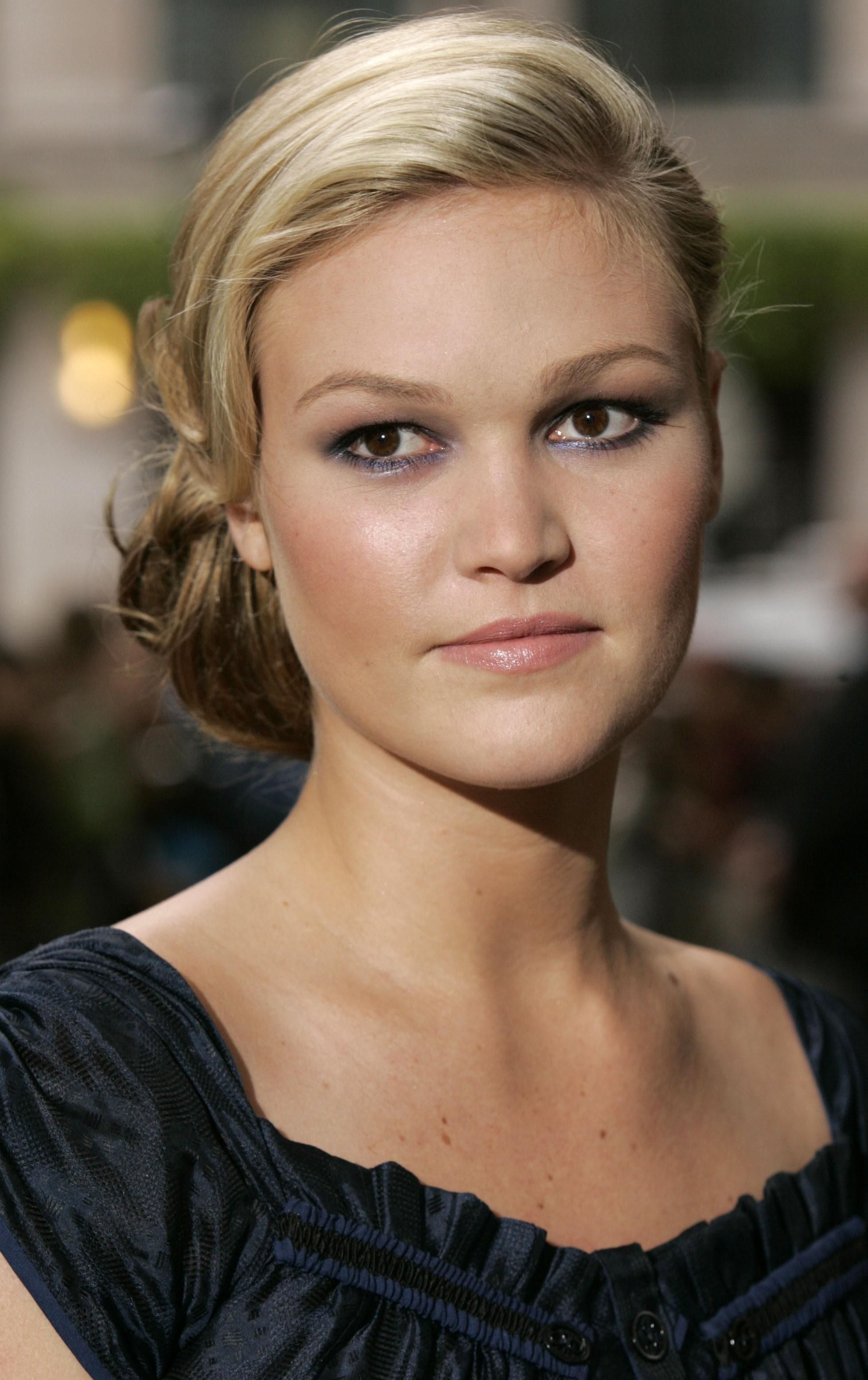 Julia Stiles ideas, Actress inspiration, Versatile talent, Fashion choices, 1960x3120 HD Phone