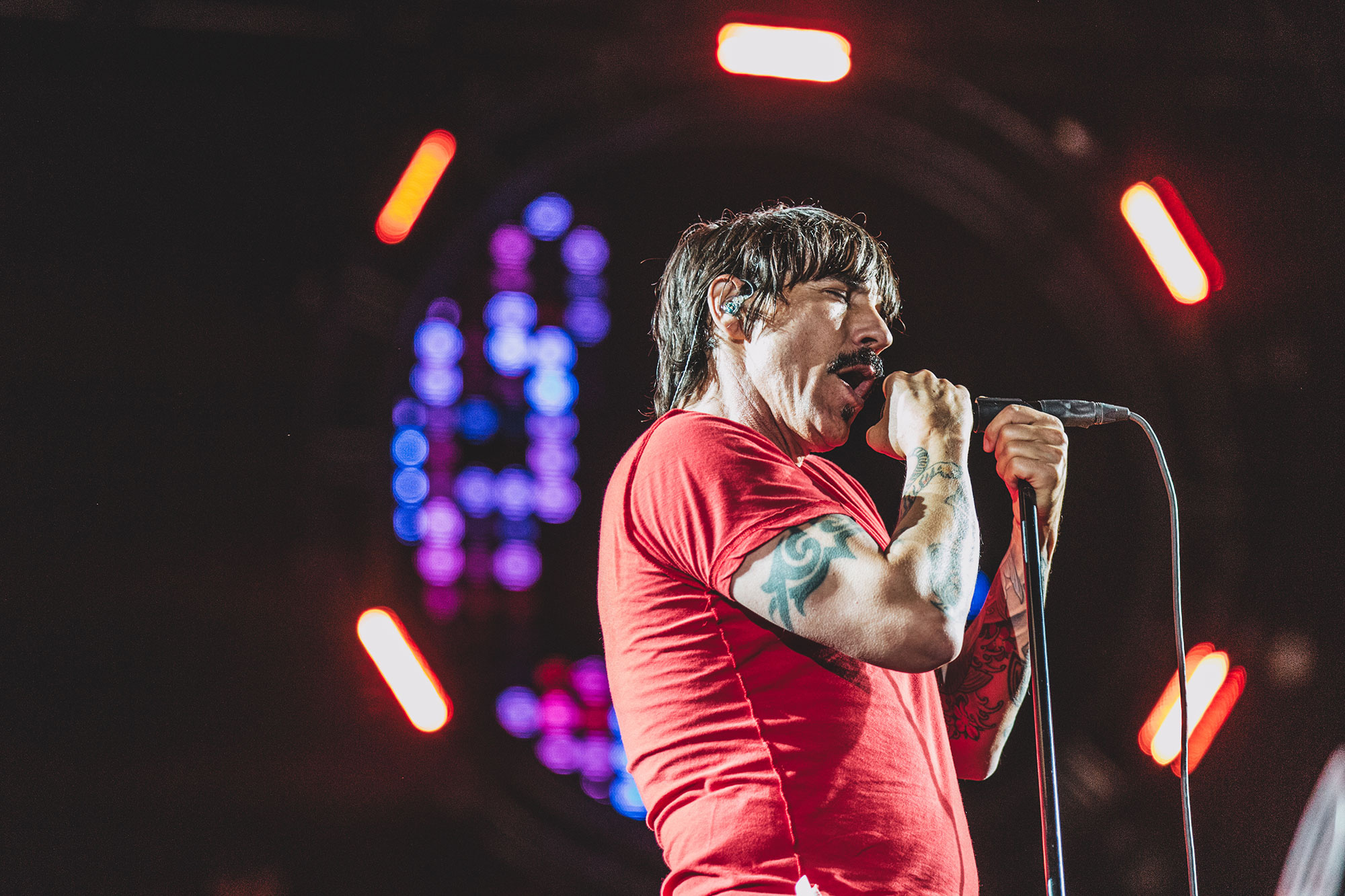 Anthony Kiedis, Villa 31 visit, Exclusive photos, 2000x1340 HD Desktop