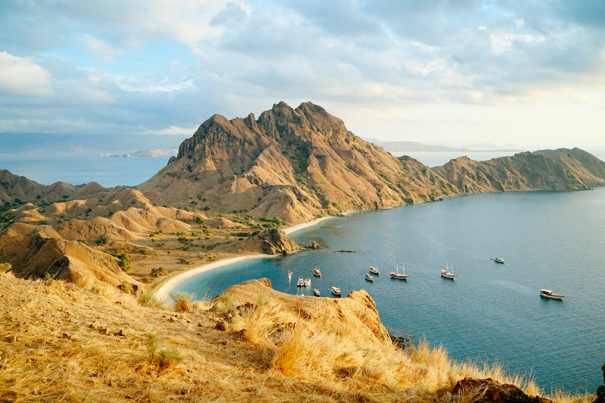 Komodo Island, Labuan Bajo, Packing essentials, 2000x1340 HD Desktop