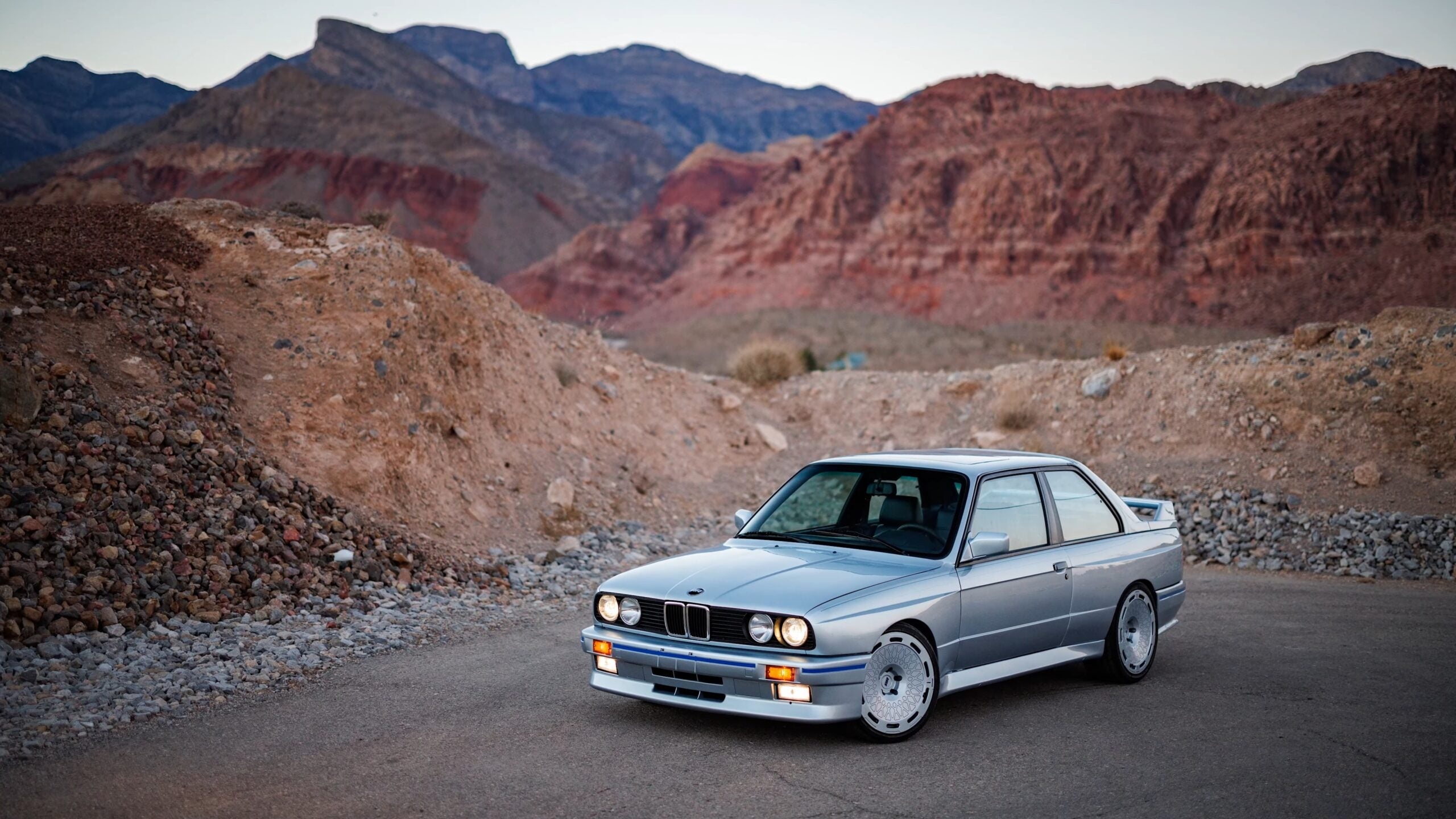 silver BMW E30 M3, turbofan aerodisc wheels, red rock desert mountains, HD Desktop wallpaper