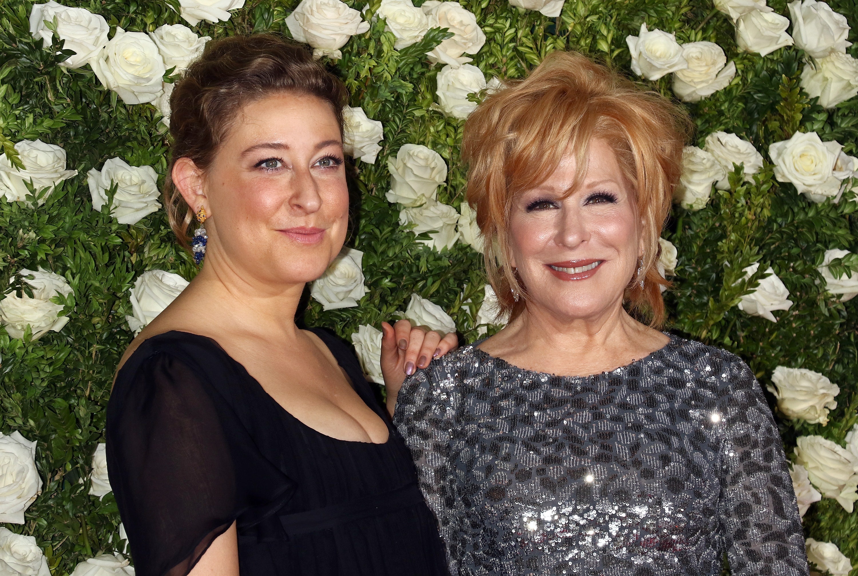 Bette Midler, Mother-daughter duo, Red carpet glamour, 3000x2020 HD Desktop