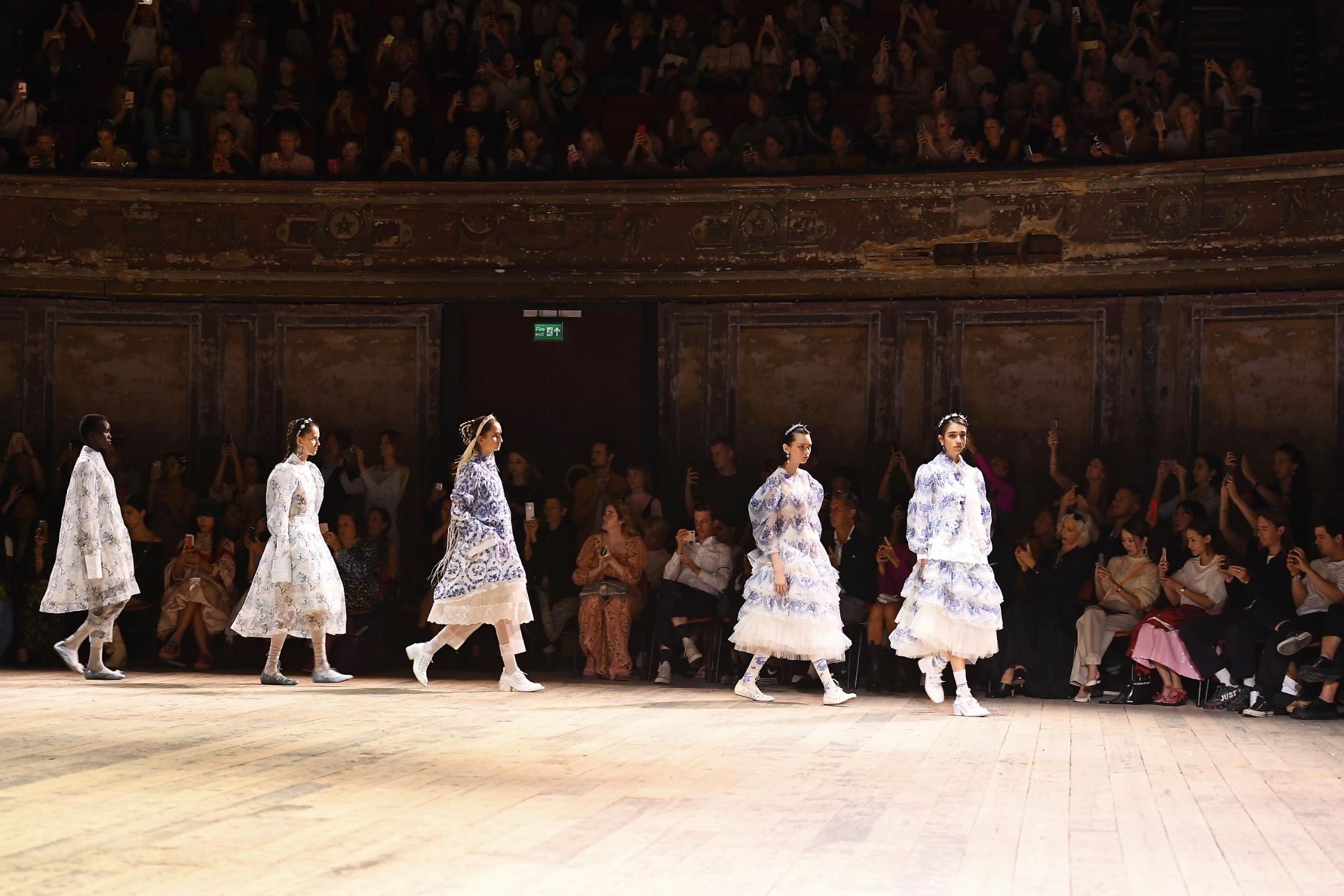 Simone Rocha, Dramatic show, Victorian theater, 2110x1410 HD Desktop