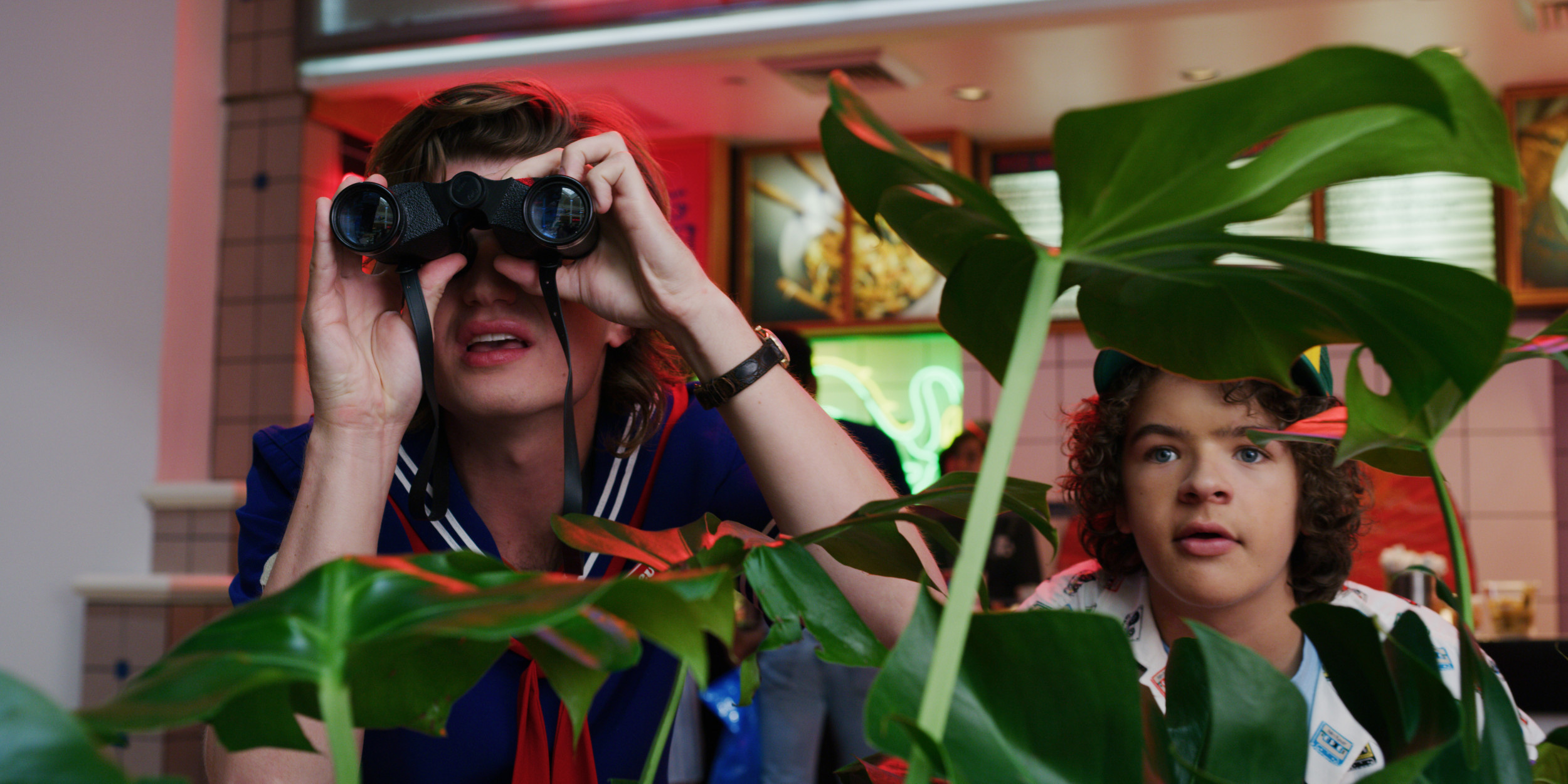 Steve Harrington with binoculars, Dustin Henderson, Stranger Things Season 3, Scoops Ahoy uniform, Dual Screen Desktop wallpaper