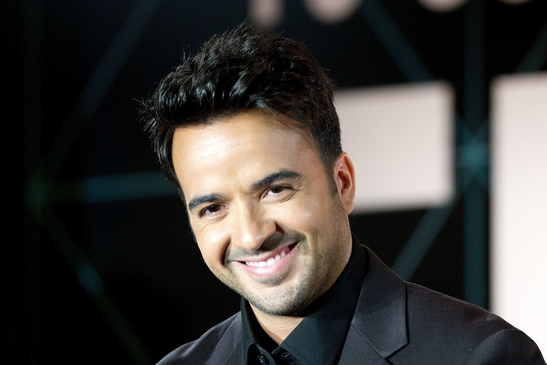 W South Beach, Luis Fonsi Wallpaper, 1920x1280 HD Desktop