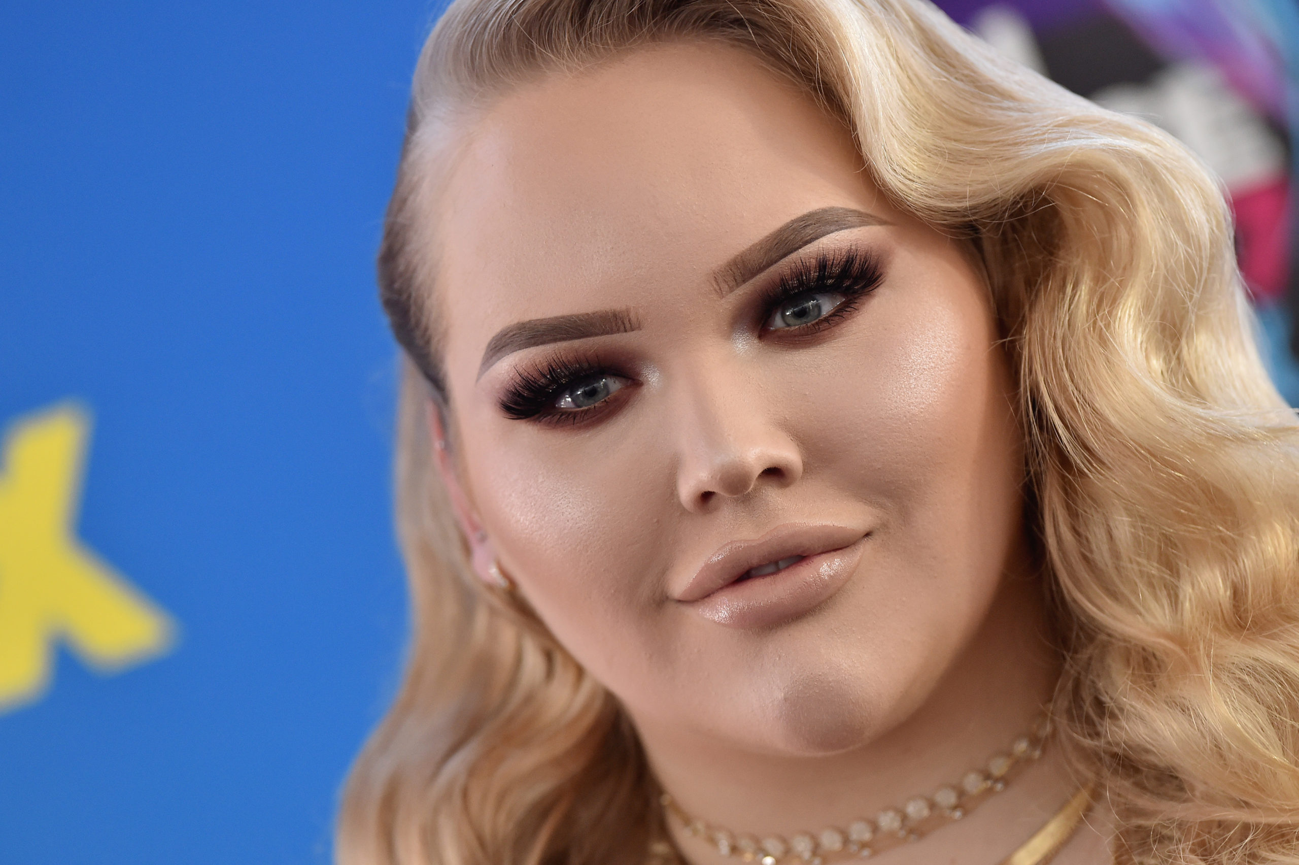 NikkieTutorials, Shutting down, Misgender, Funny, 2560x1710 HD Desktop