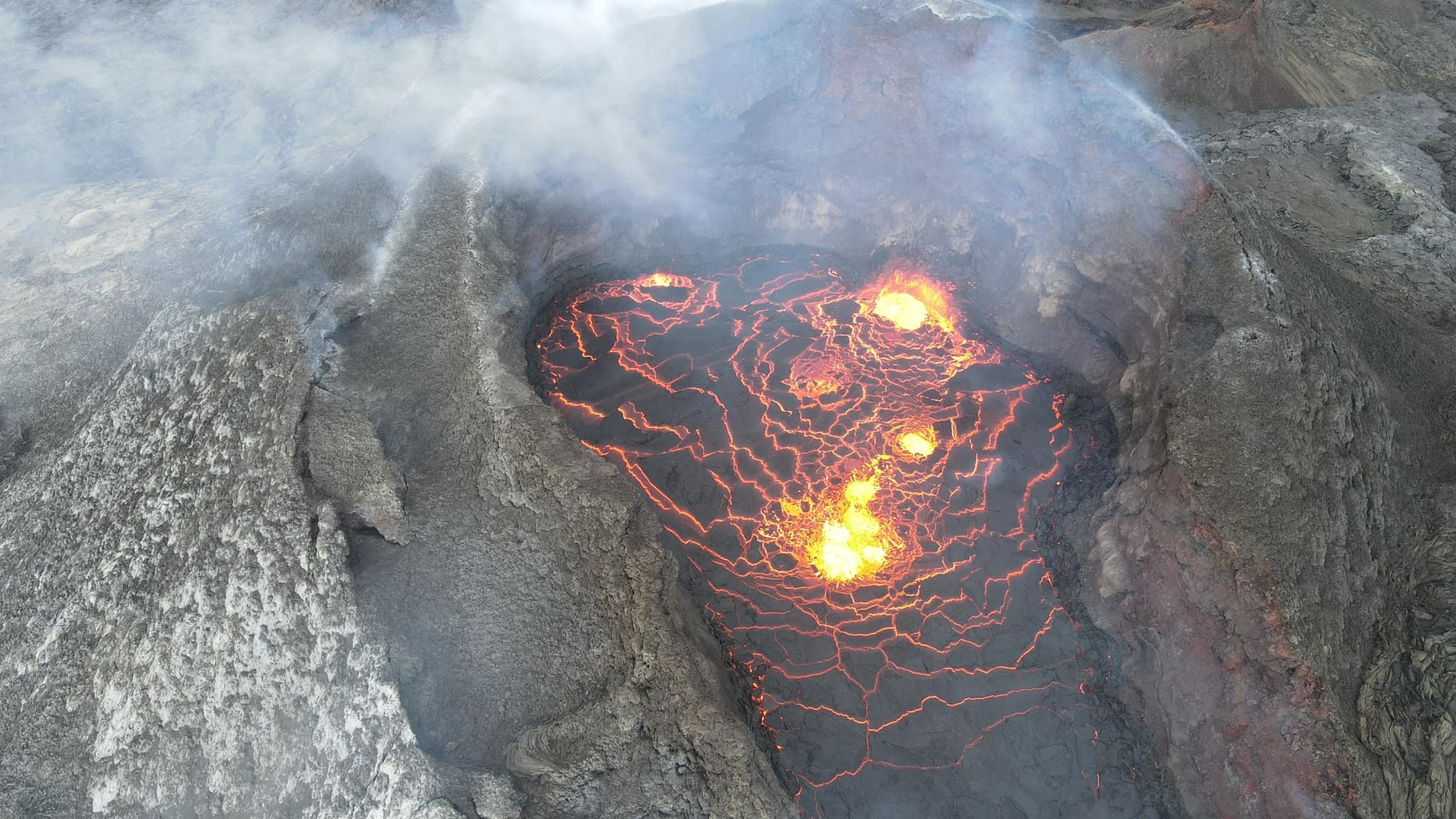 Fagradalsfjall volcano, Reykjanes Peninsula, Intensity increasing, Iceland eruption, 2050x1160 HD Desktop