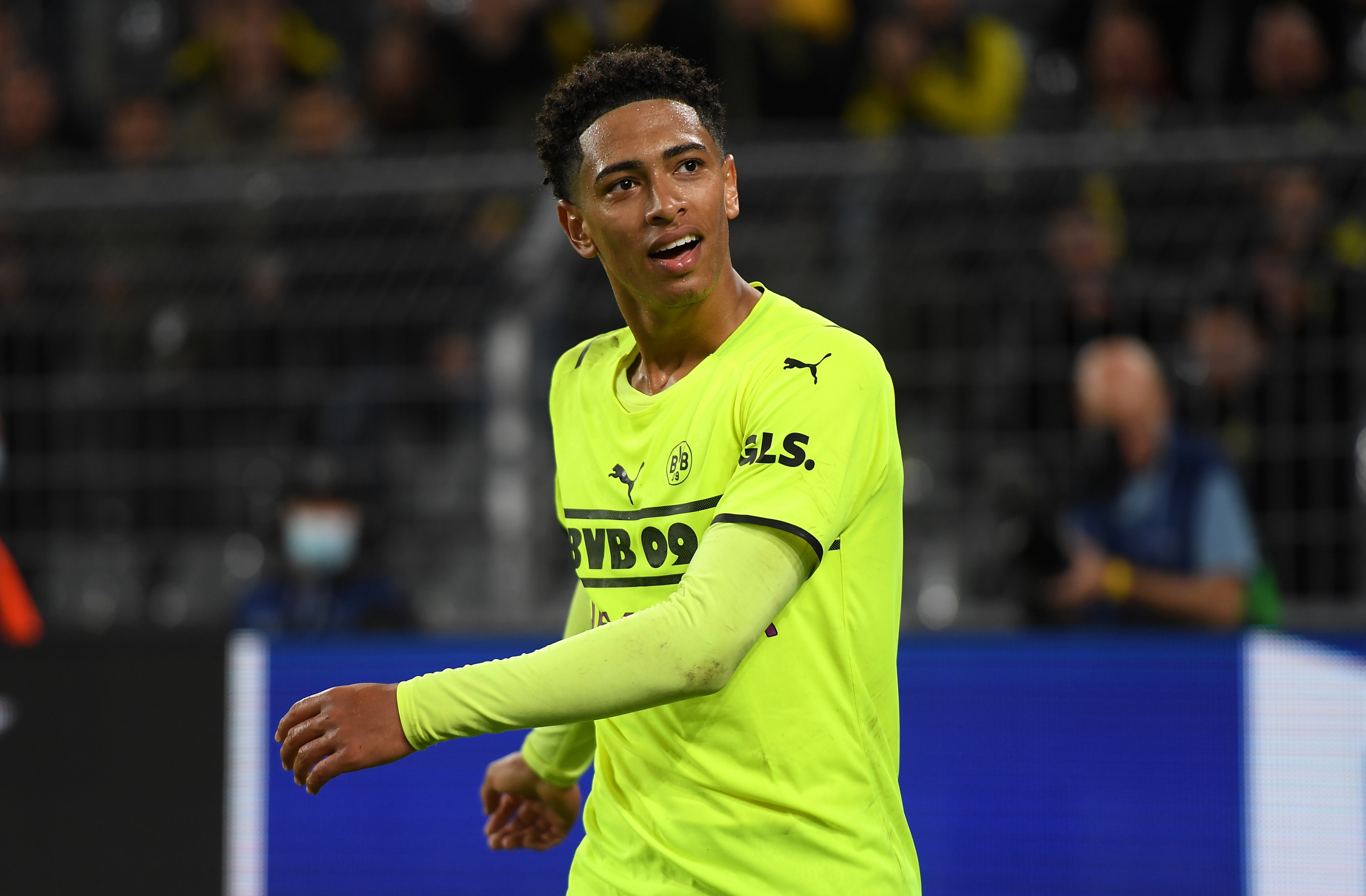 Jude Bellingham, Borussia Dortmund jersey, Out-of-focus stadium crowd, HD Desktop wallpaper