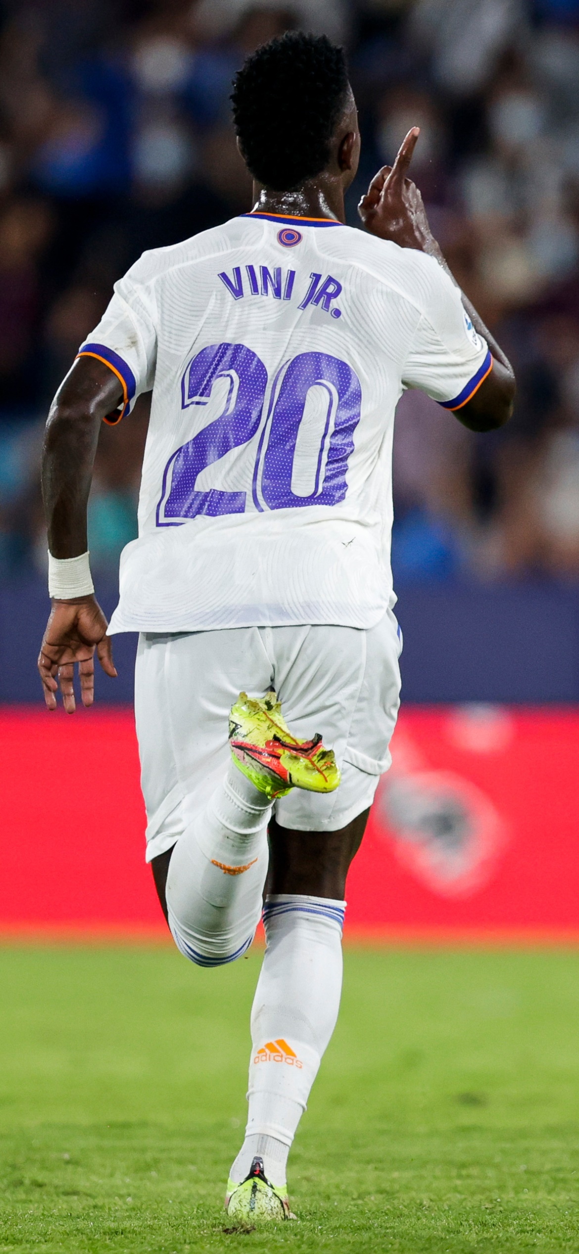 Vinicius Junior, Real Madrid home kit, Football pitch celebration, HD Phone wallpaper