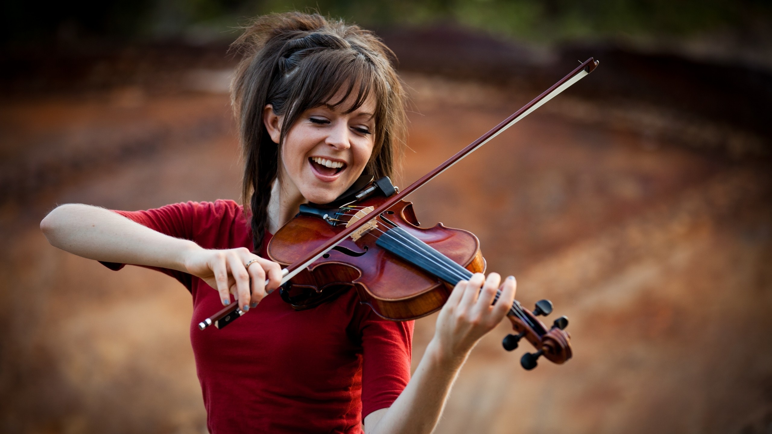 Lindsey Stirling, Mesmerizing violinist, Dynamic personality, Beautiful compositions, 2560x1440 HD Desktop