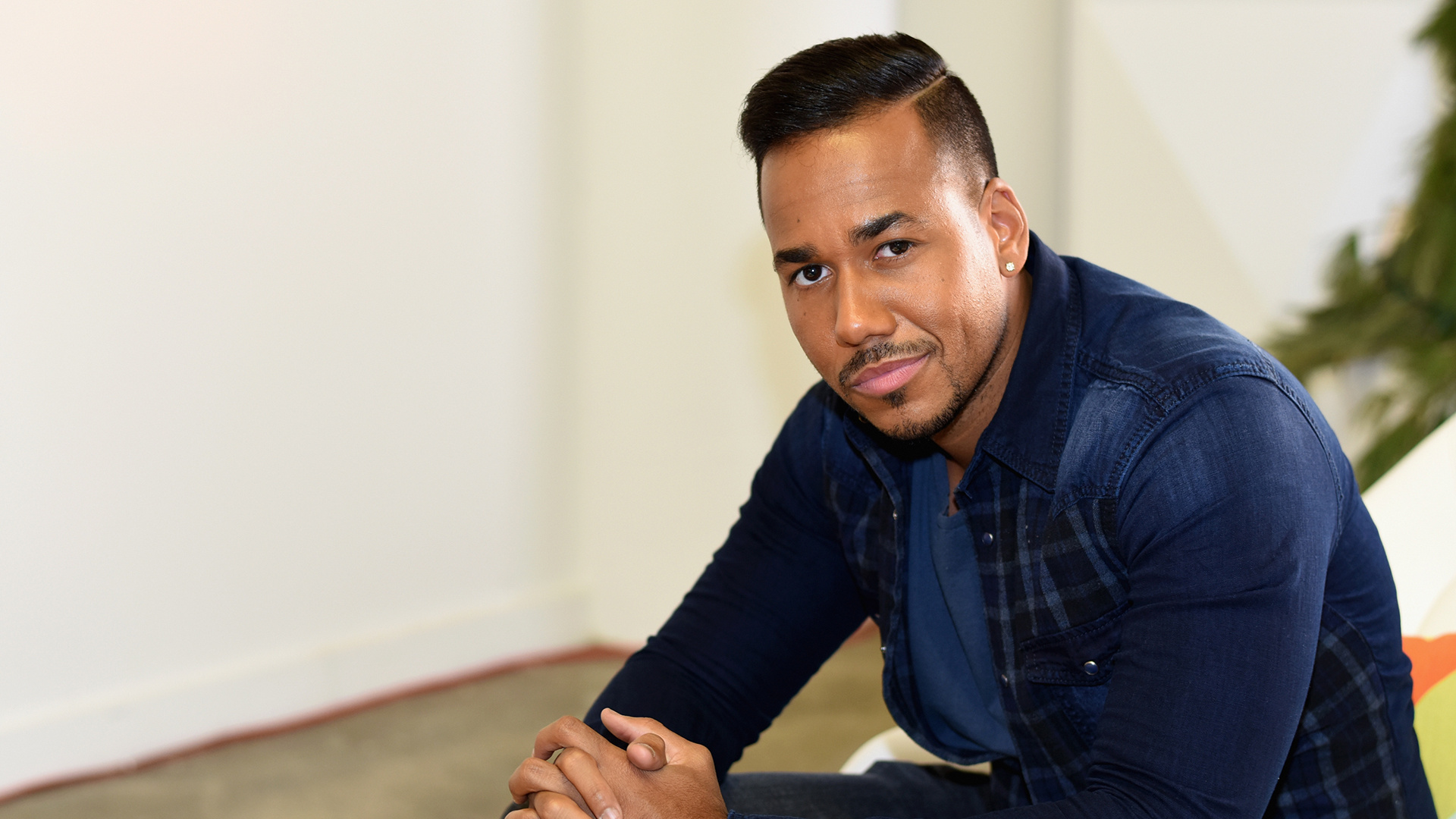 Romeo Santos, Latin music icon, Wallpaper by Ethan Cunningham, 1920x1080 Full HD Desktop