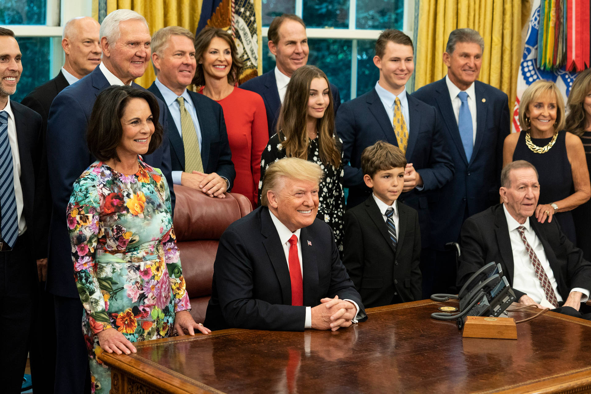 Donald Trump, Resolute Desk, Oval Office, Joe Manchin, HD Desktop wallpaper