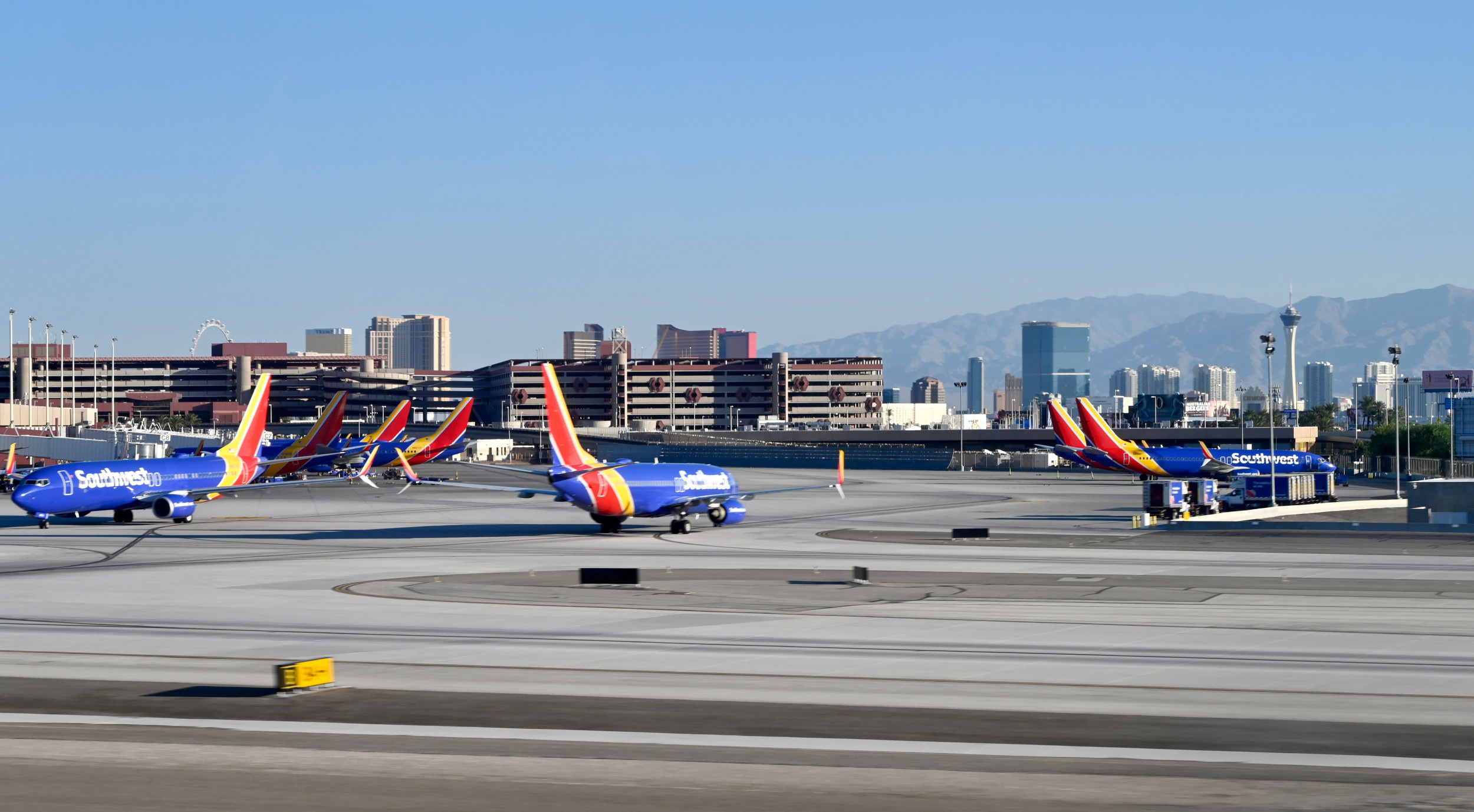 McCarran International Airport, Clown mask, Bomb threat, Las Vegas police, 2500x1380 HD Desktop