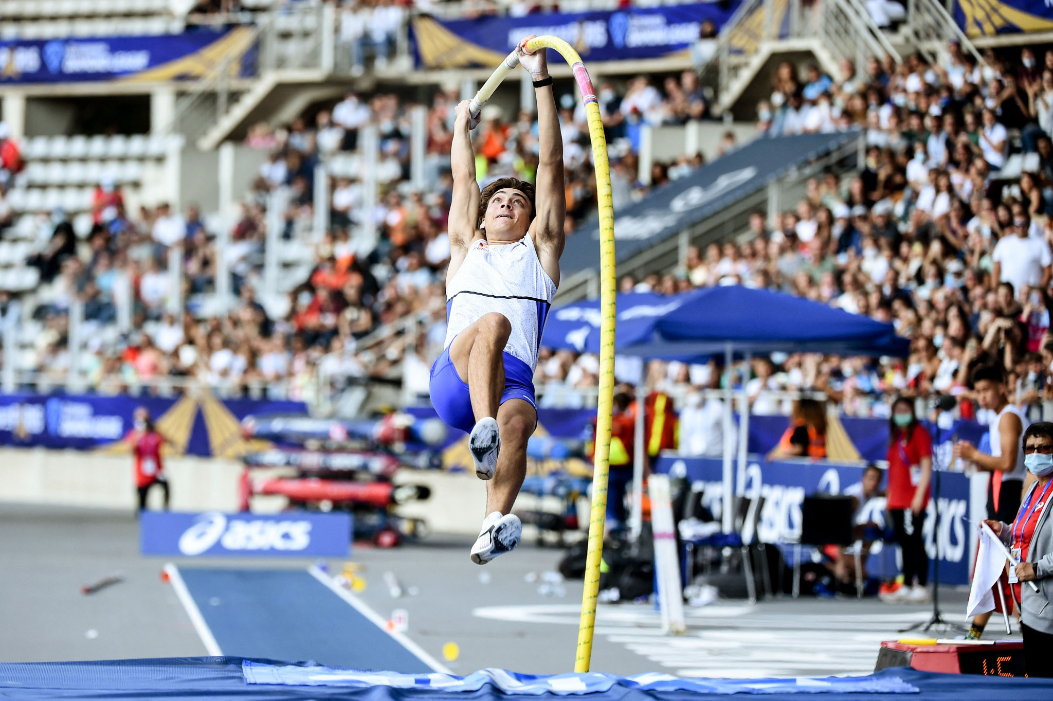 Armand Duplantis, Olympic champions back, Paris Diamond League, Victory on home turf, 2050x1370 HD Desktop
