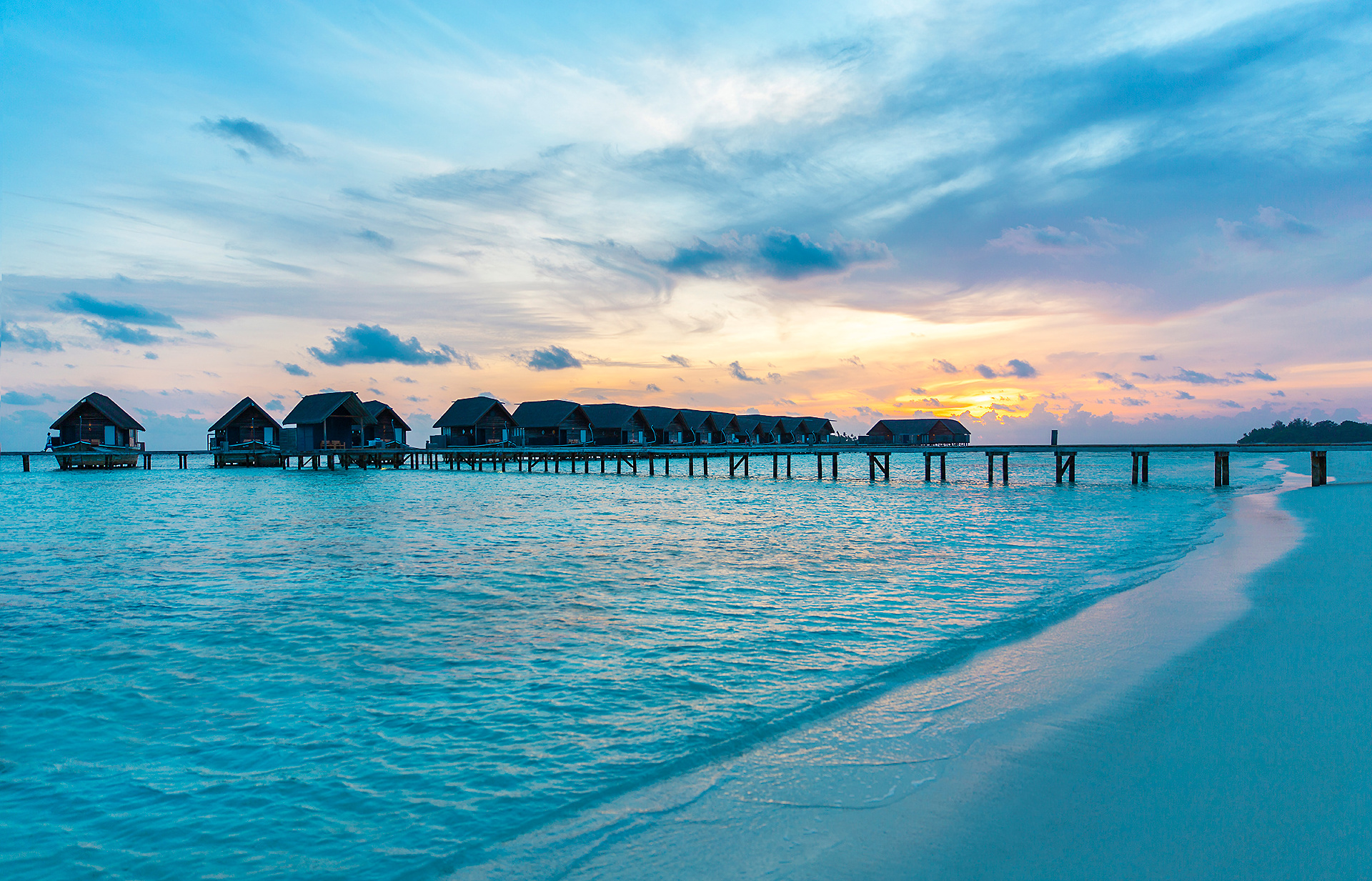 Maldives ocean resort, Sunset bungalow, Oceanfront escape, Sea paradise, 1920x1240 HD Desktop