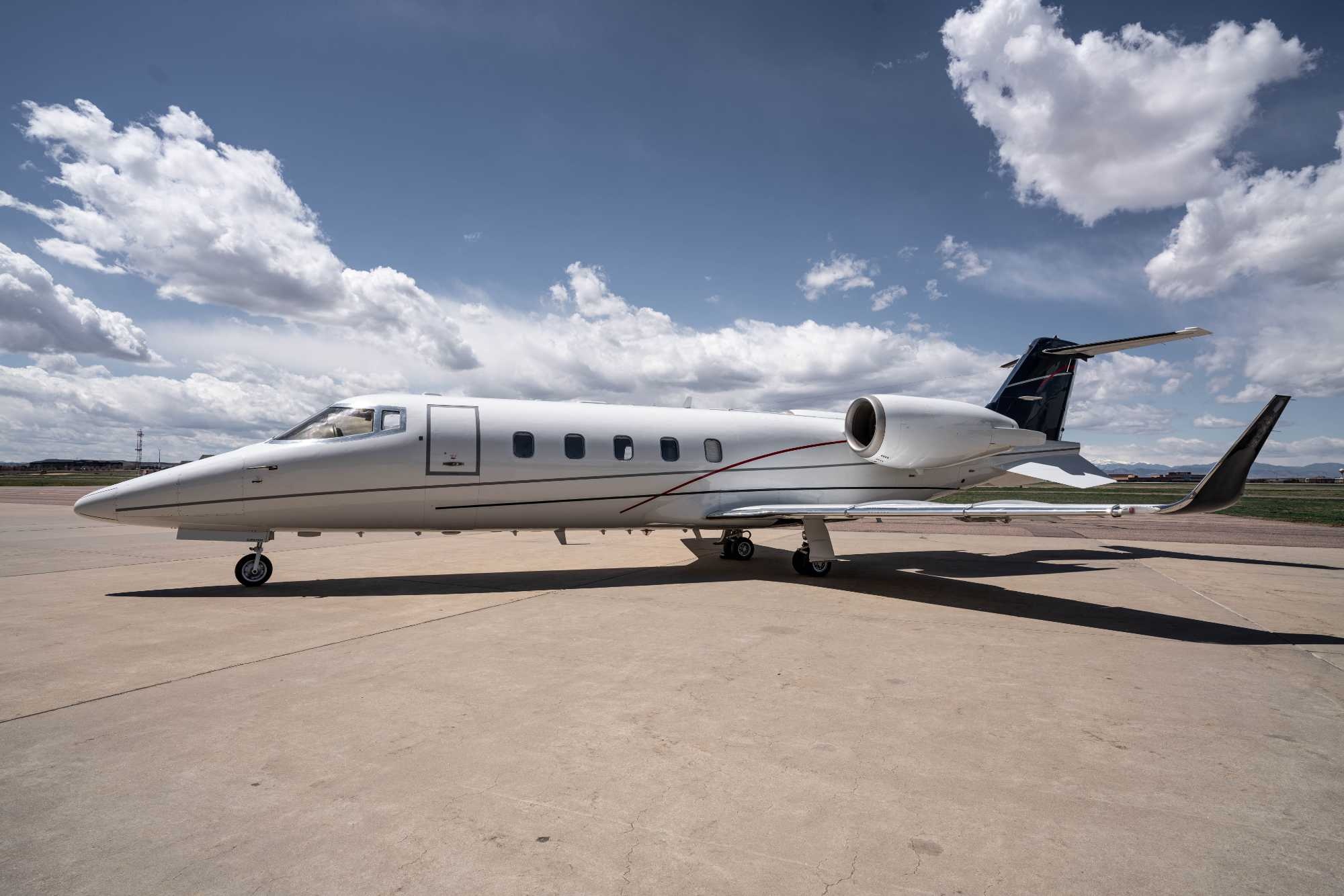 Learjet 60 N260BS, International Jet Aviation Services, 2000x1340 HD Desktop