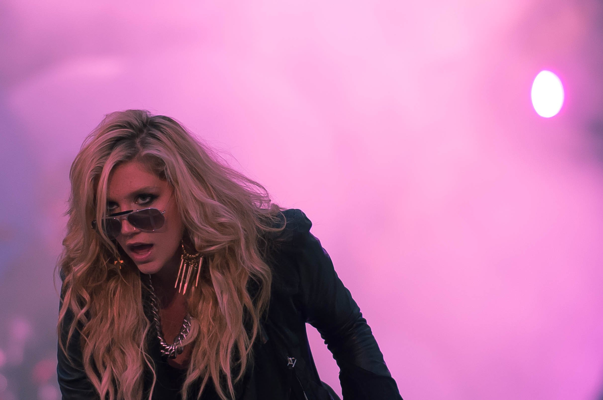 Kesha, Party girl persona, Latest album, The Badger Herald, 2430x1620 HD Desktop