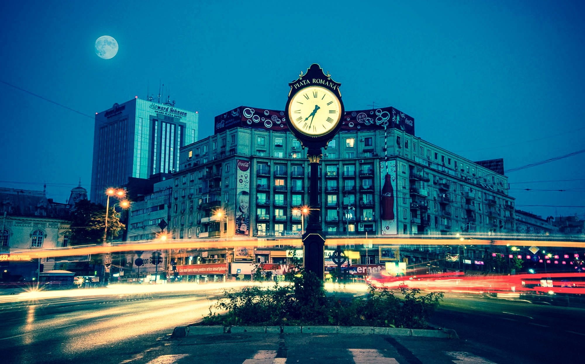 Bucharest, Romania, Piata Romana, Longexposer lighttrails, 2010x1250 HD Desktop