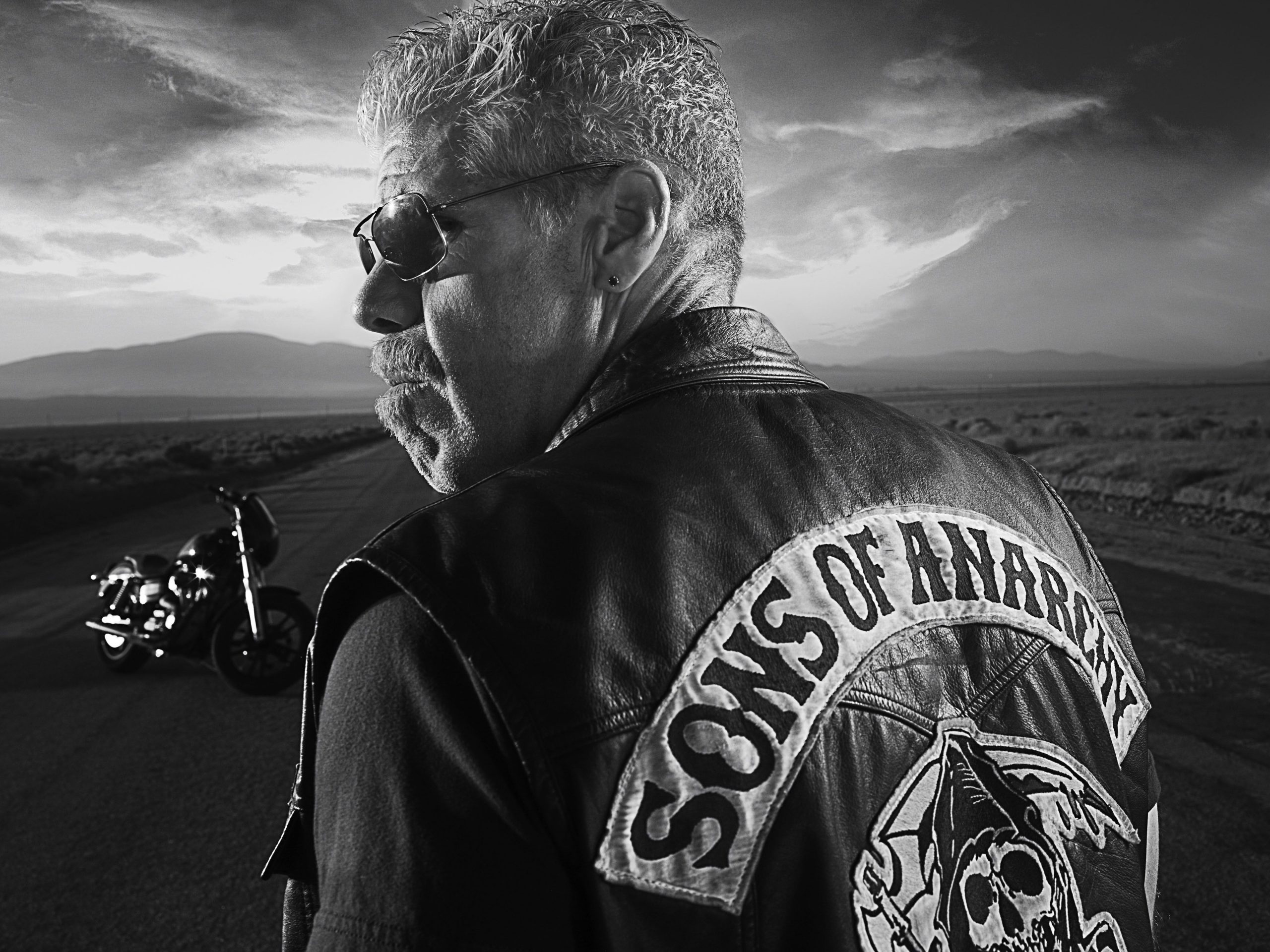 Ron Perlman as Clay Morrow, Sons of Anarchy leather kutte, Harley-Davidson motorcycle on highway, HD Desktop wallpaper