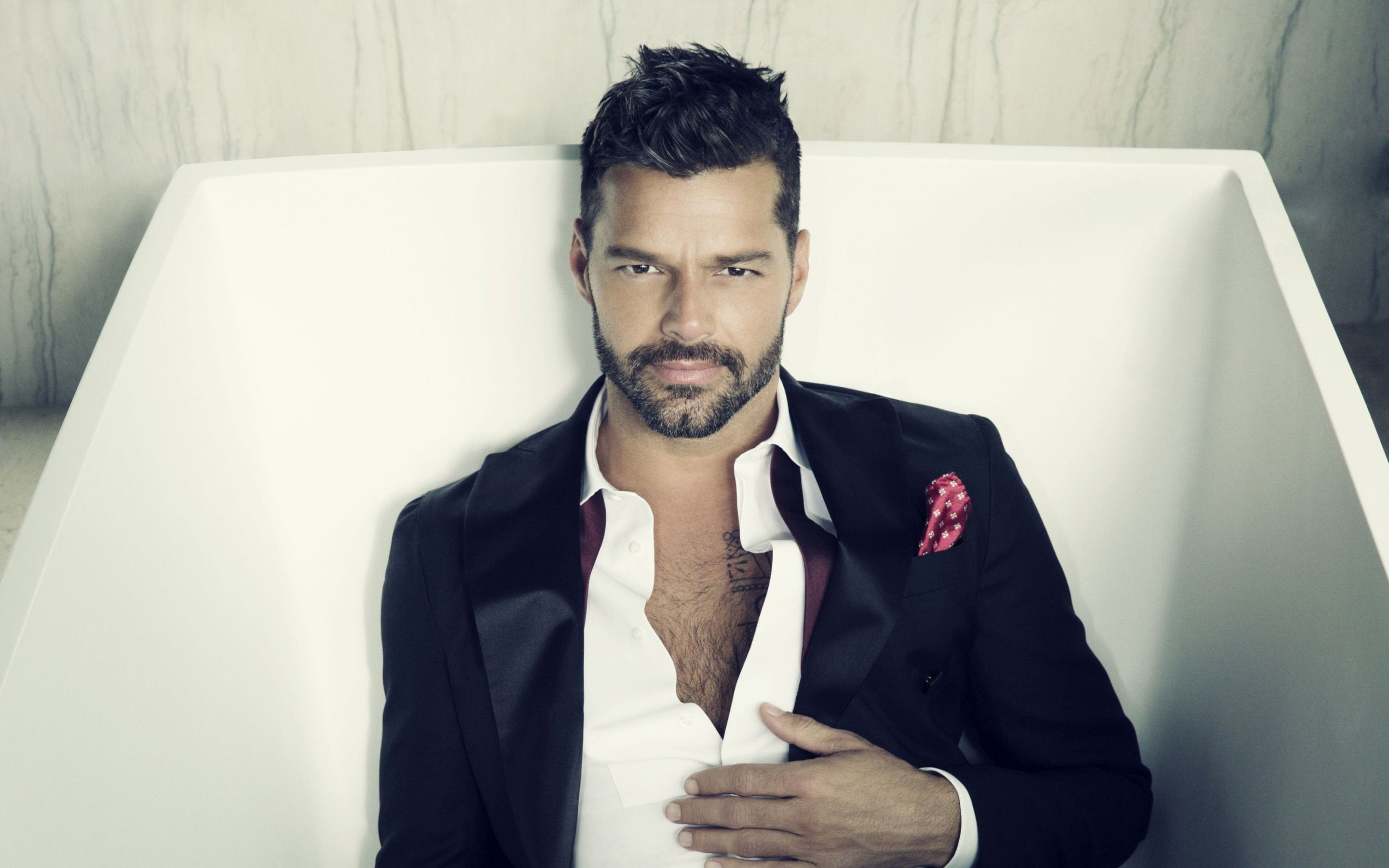 Ricky Martin, Eye-catching wallpapers, Ricky Martin backgrounds, Celeb vibes, 2880x1800 HD Desktop