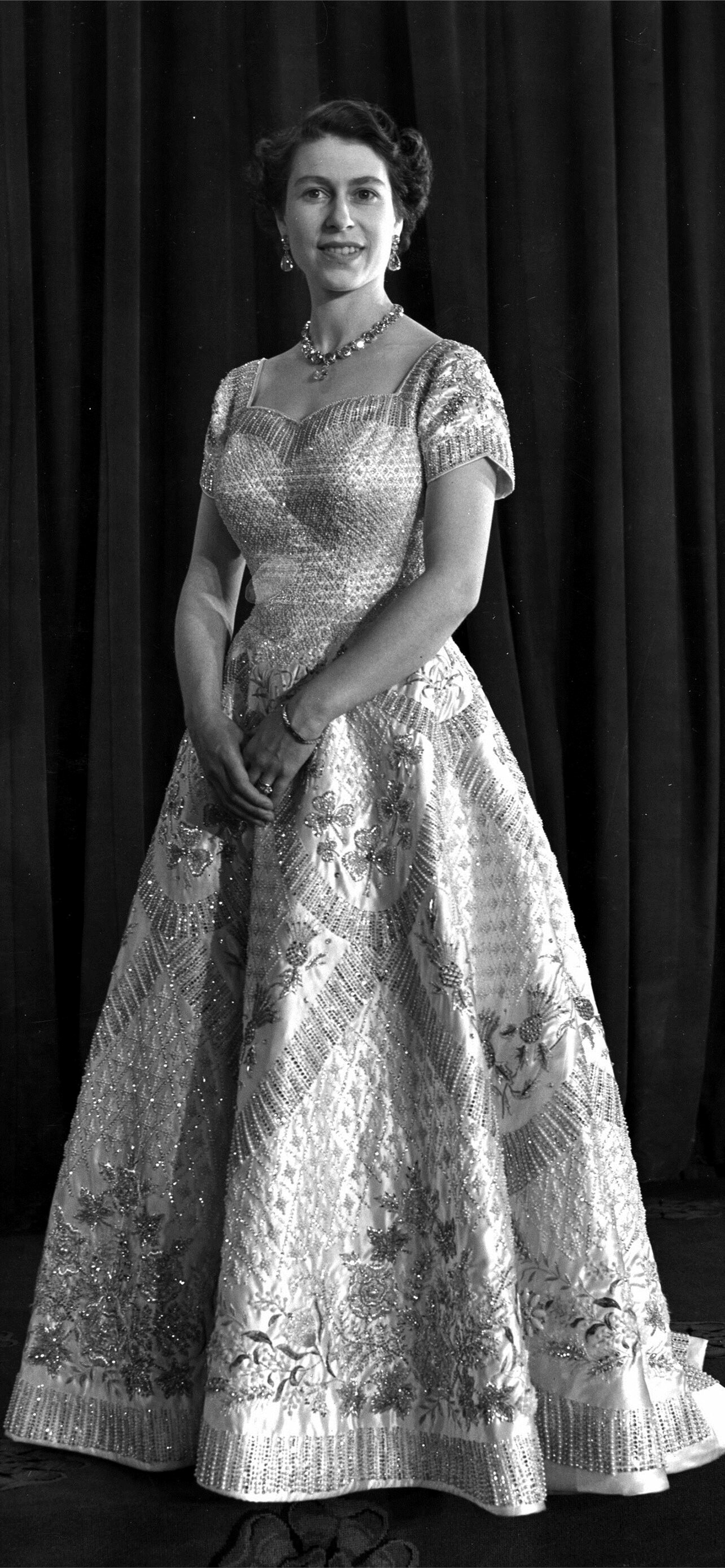 Elizabeth II (Celebs), Elizabeth II iPhone wallpapers, Queen's elegance, Royal beauty, 1290x2780 HD Phone