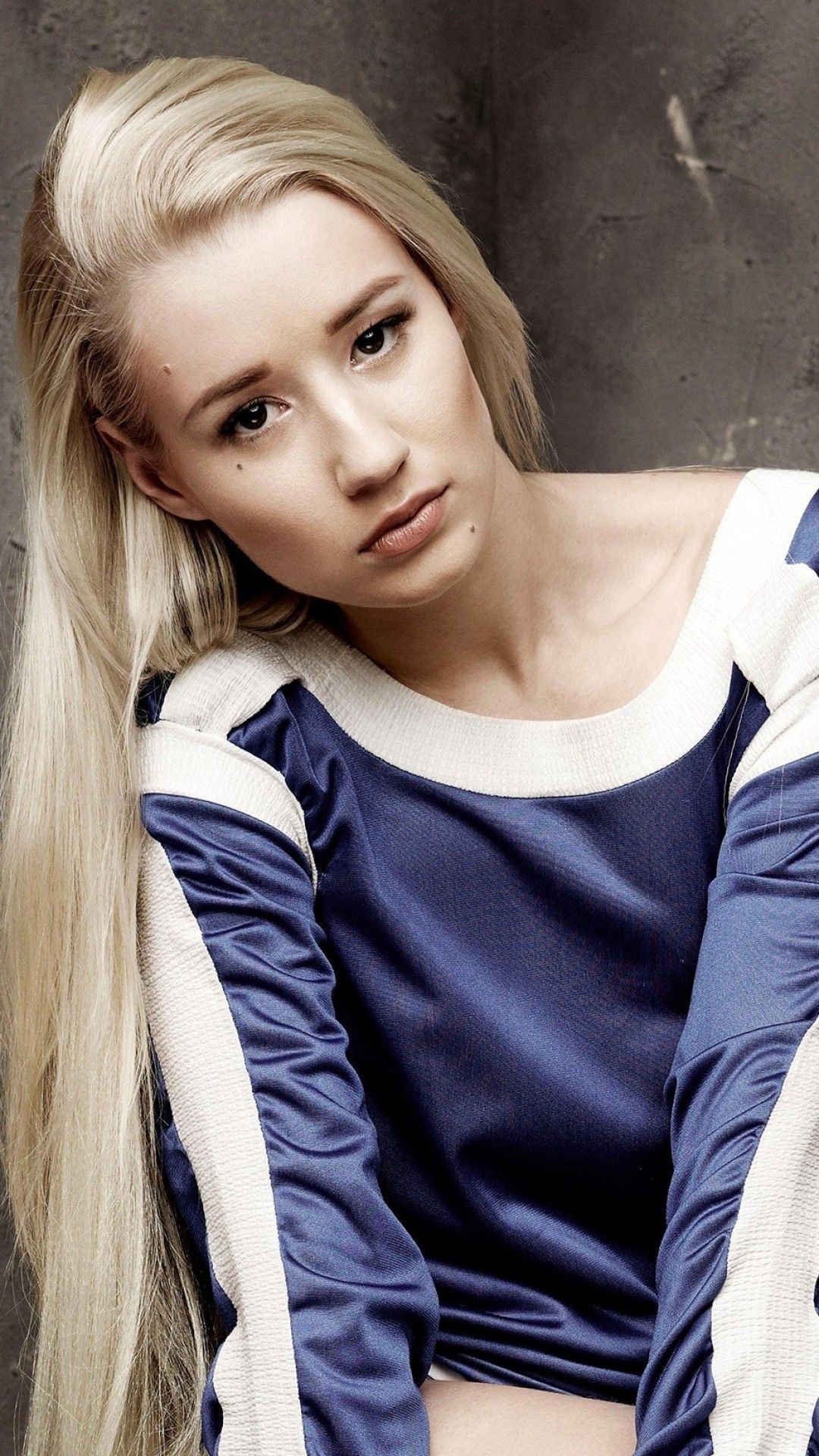 Iggy Azalea, Social media fame, Engaging posts, Pin-worthy images, 1080x1920 Full HD Phone