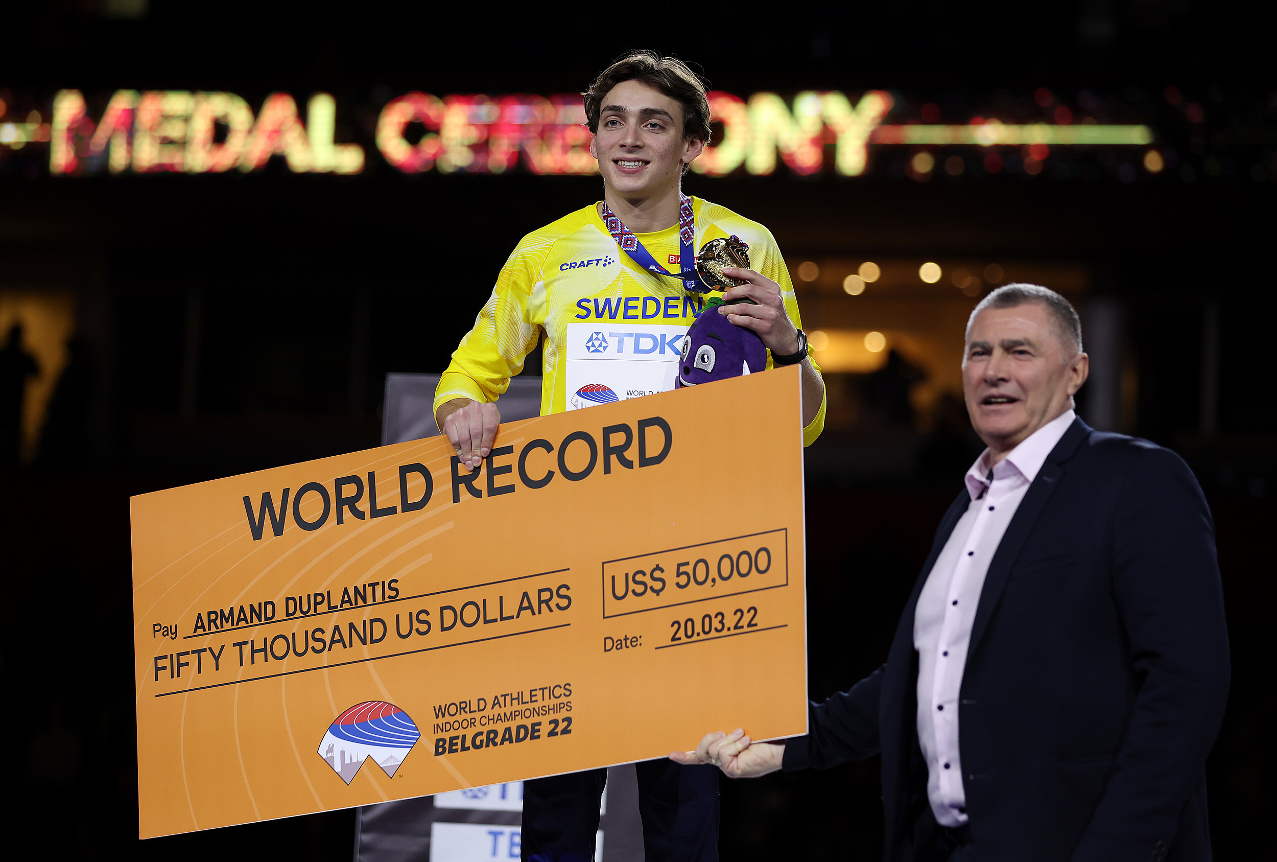 Winners stand, Armand Duplantis Wallpaper, 2500x1690 HD Desktop