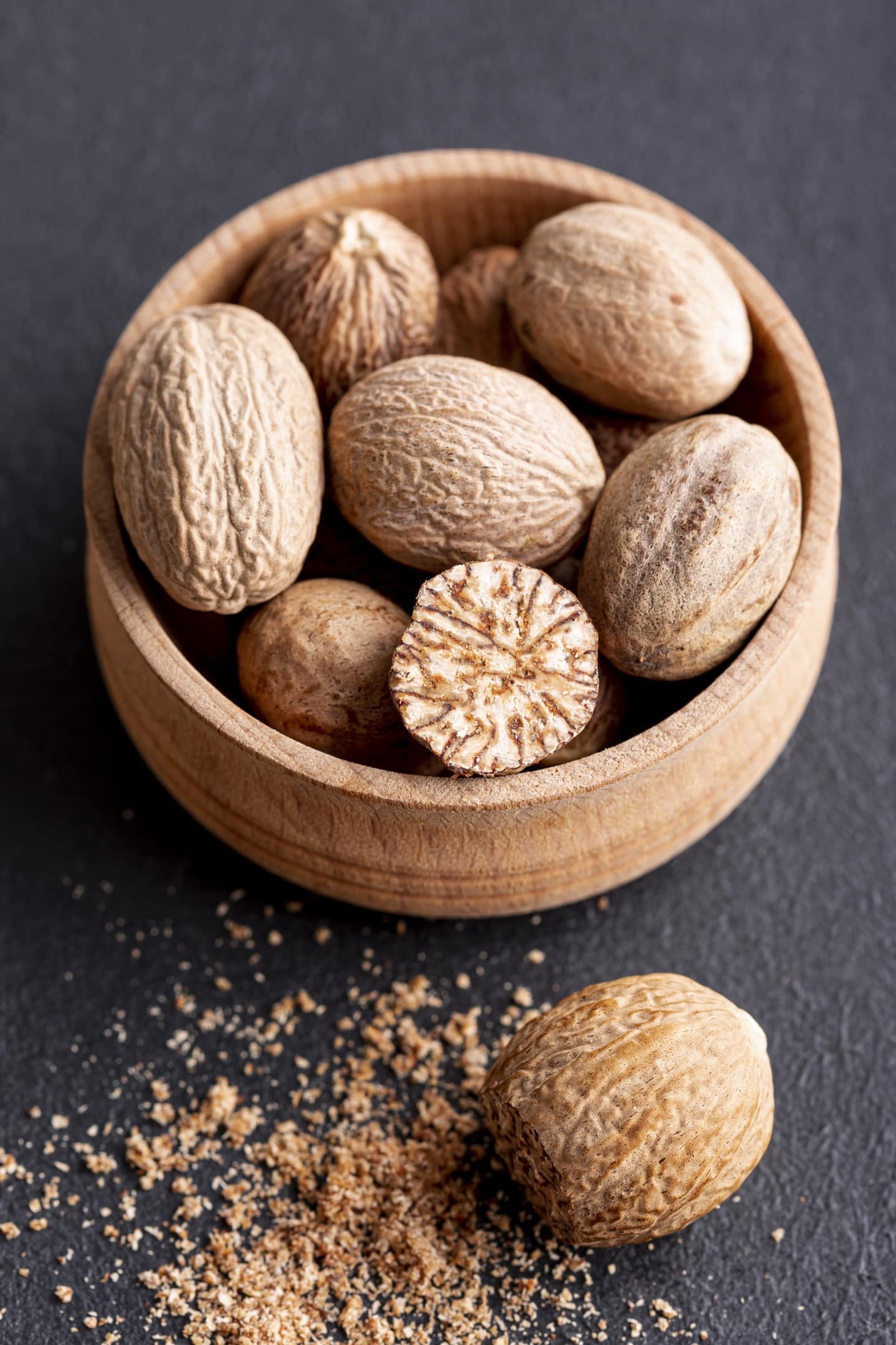 Nutmeg alternative, Flavor substitute ideas, Versatile spice, Blend of flavors, 1440x2160 HD Phone