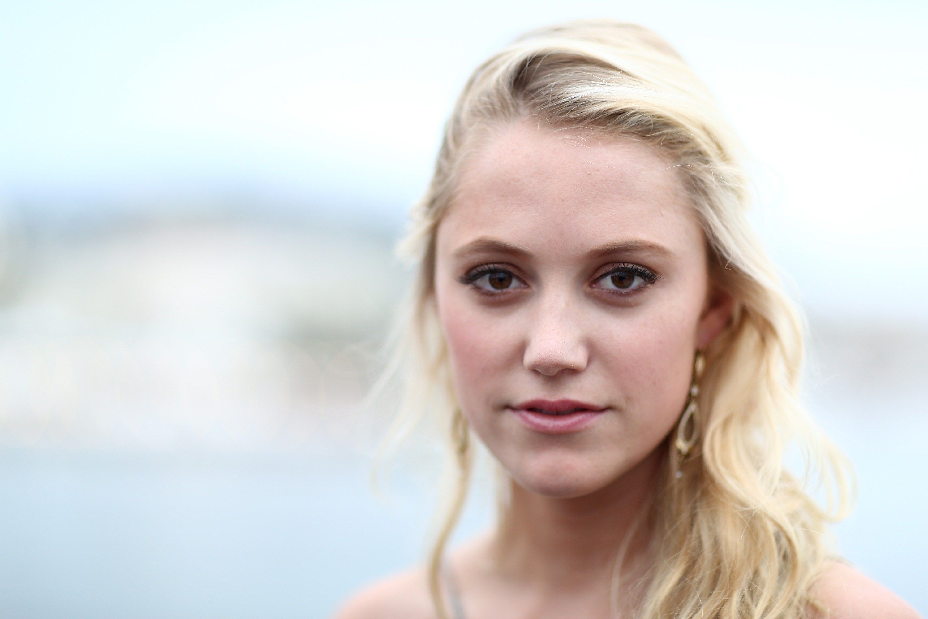 Maika Monroe movies, Maika Monroe widescreen wallpaper, Nick Robinson co-star, Actresses, 3000x2000 HD Desktop