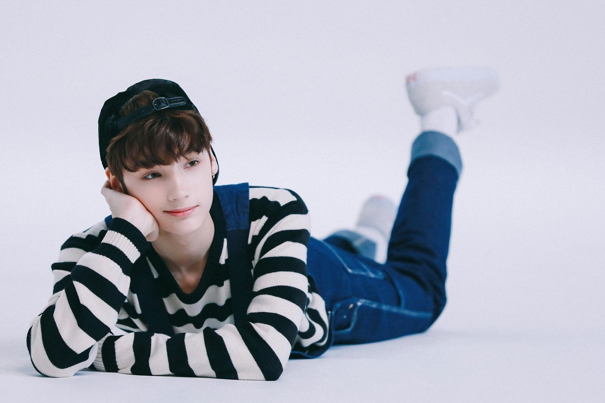 Huening Kai, Striped knit sweater, Denim overalls, HD Desktop wallpaper