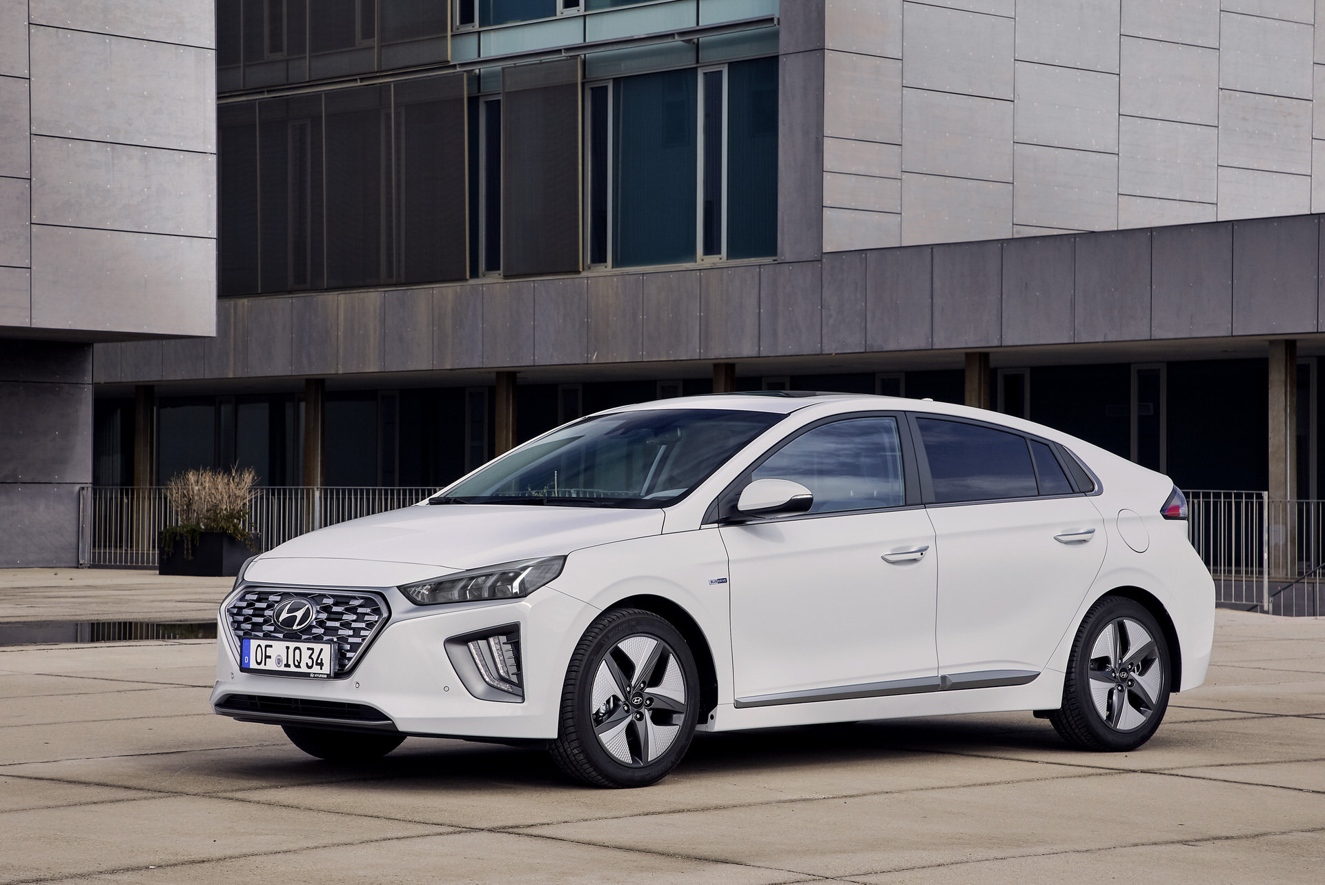 Hyundai Ioniq, Hybrid vehicle, Hyundai dealer, Ivancan, 1920x1290 HD Desktop