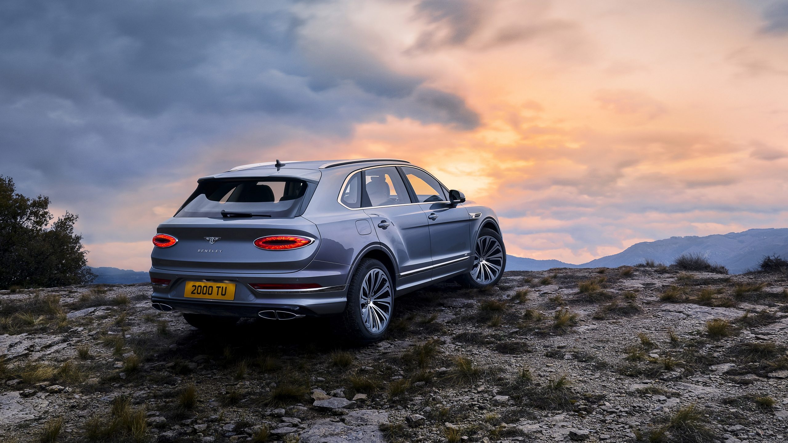 Bentley Bentayga, Striking wallpapers, 2021 model, Luxury SUV, 2560x1440 HD Desktop