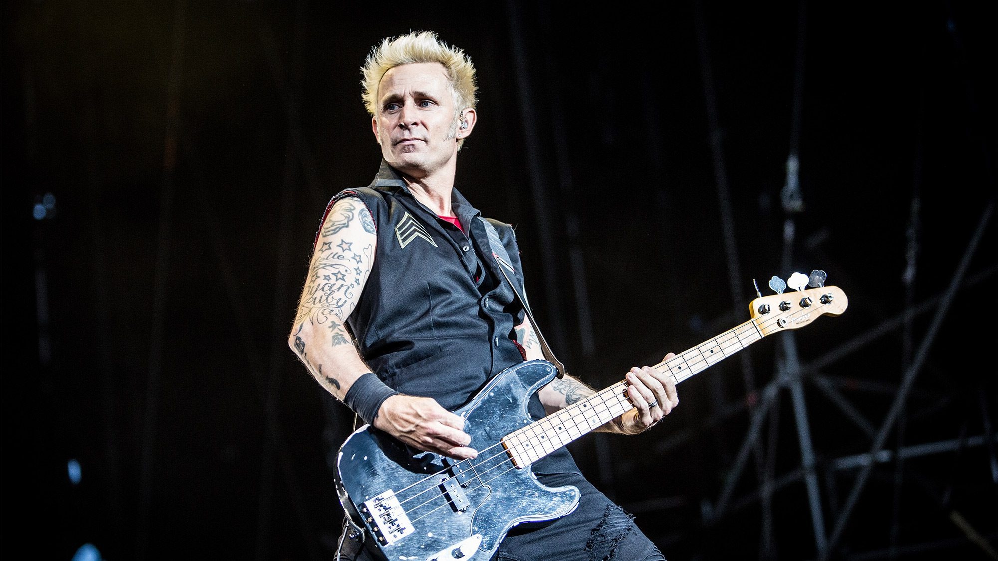 Mike Dirnt, Inflatable trailer, Secret dressing, Music, 2000x1130 HD Desktop