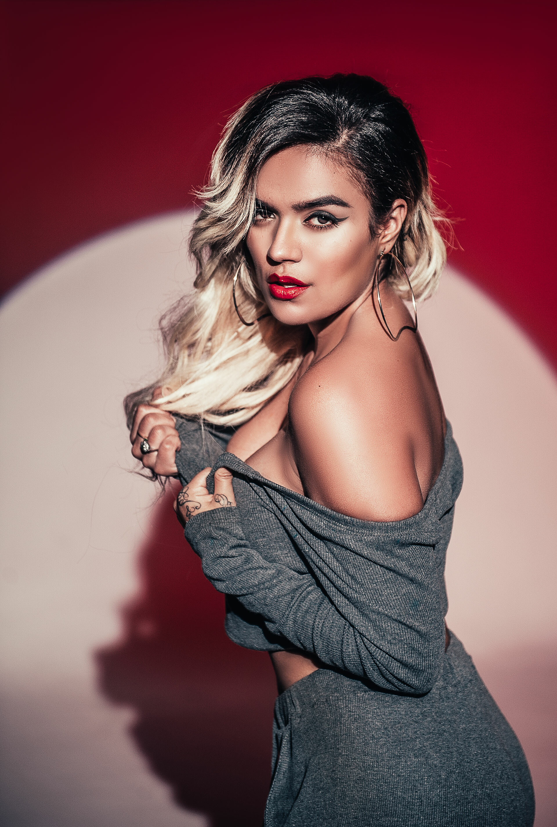 Karol G, Chica sexy y fuerte, Feat con tini stoessel, 1920x2850 HD Phone