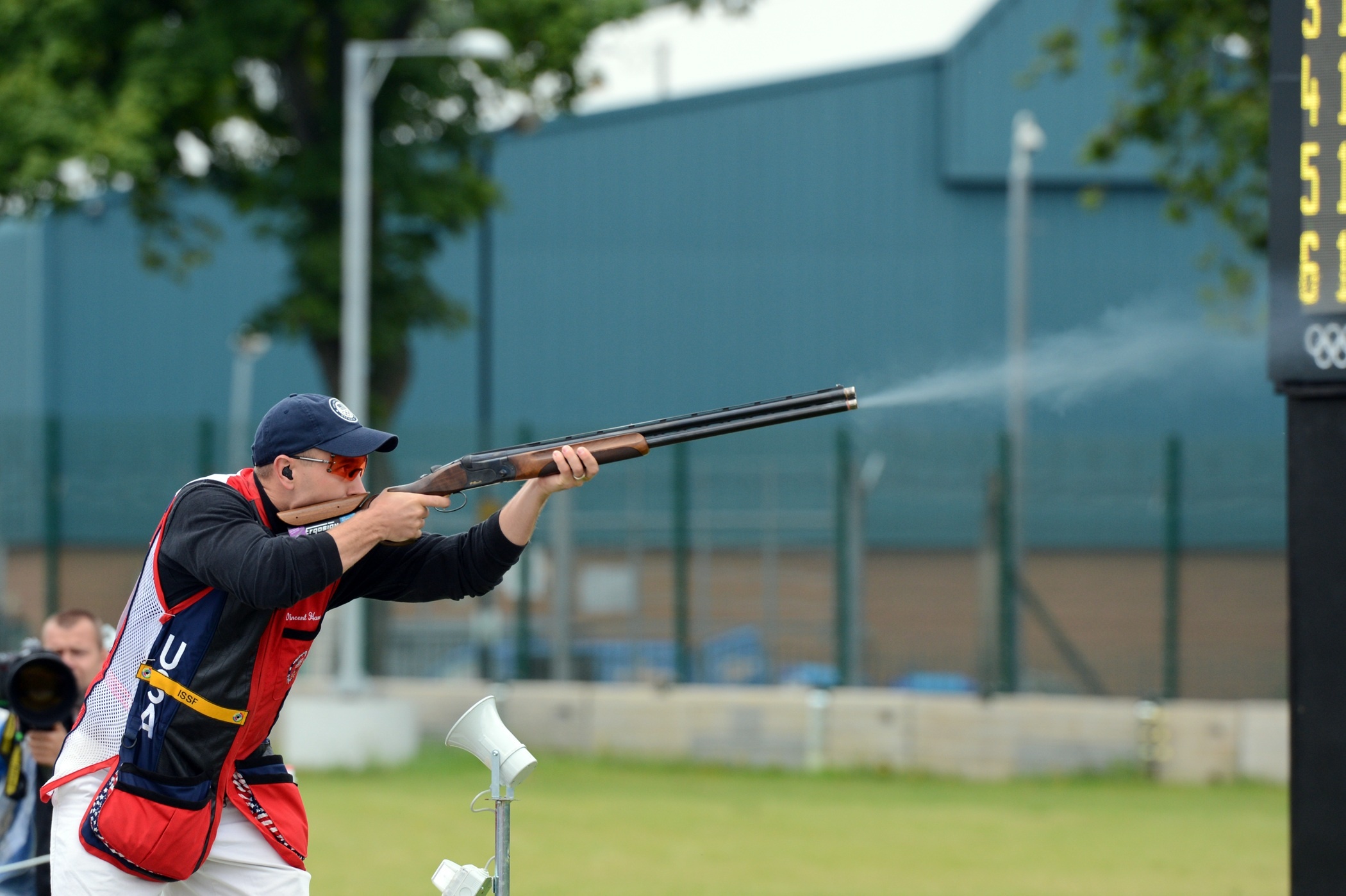 Male shooter, Weapon skill, Aiming accuracy, Shooting competition, 2100x1400 HD Desktop