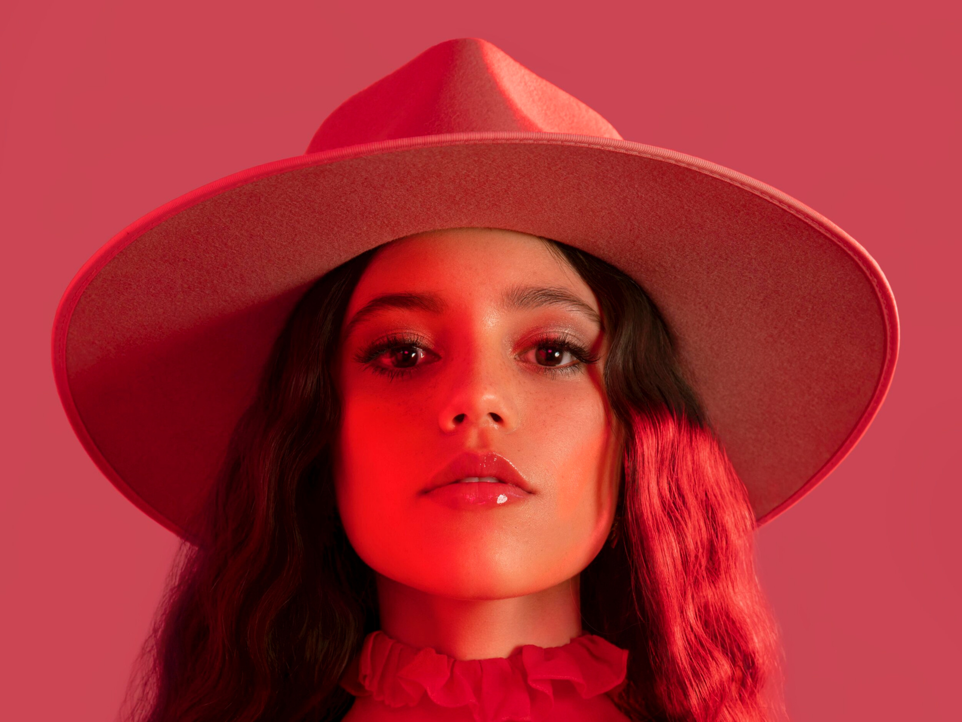 Jenna Ortega, wide-brim felt hat, red studio lighting, HD Desktop wallpaper